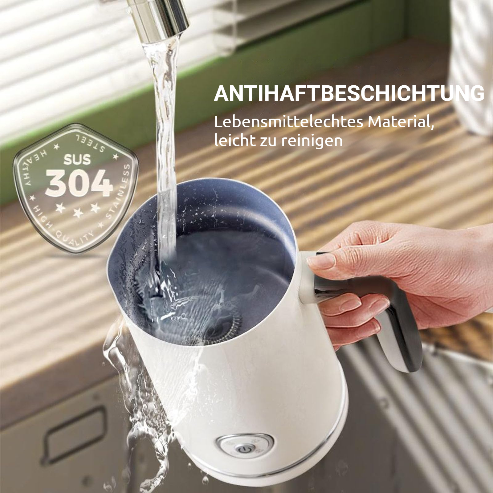 Eine Hand hält einen weißen Wasserkocher, während Wasser hineinfließt.