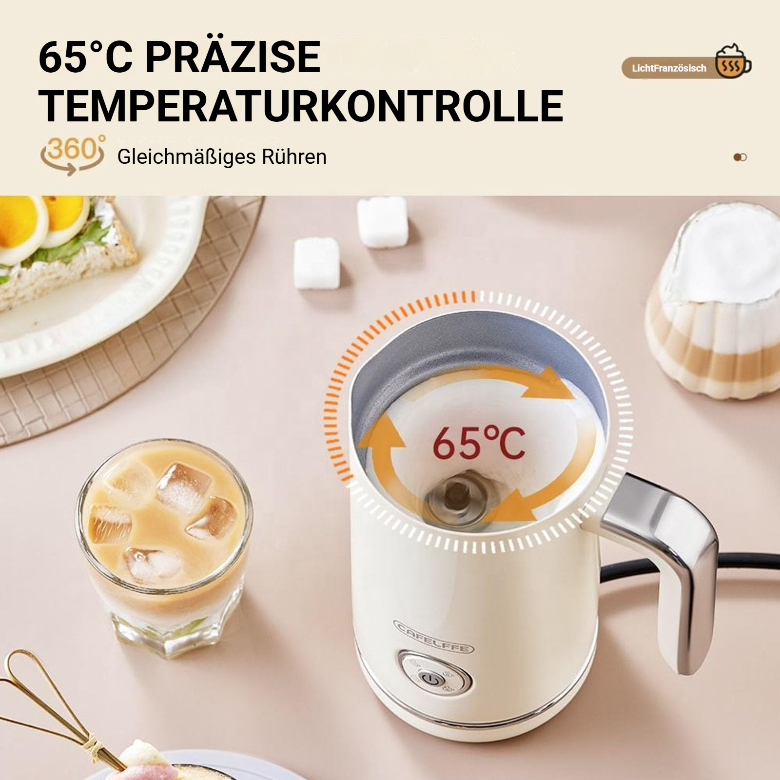 Ein cremefarbener Wasserkocher zeigt 65°C an, daneben ein Glas Eiskaffee und ein belegtes Brot.