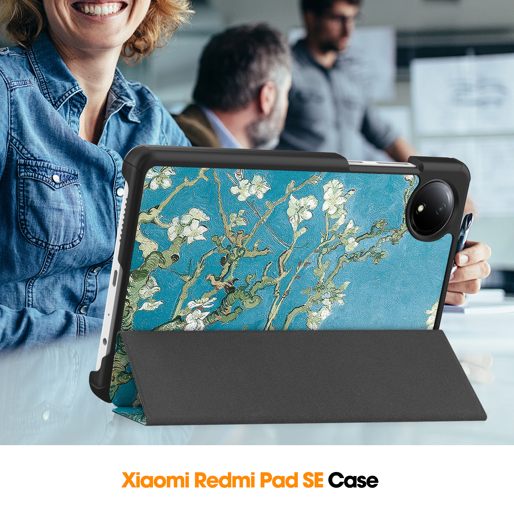 Ein Tablet mit Van-Gogh-Motiv steht auf einem Tisch. Im Hintergrund sind Personen.