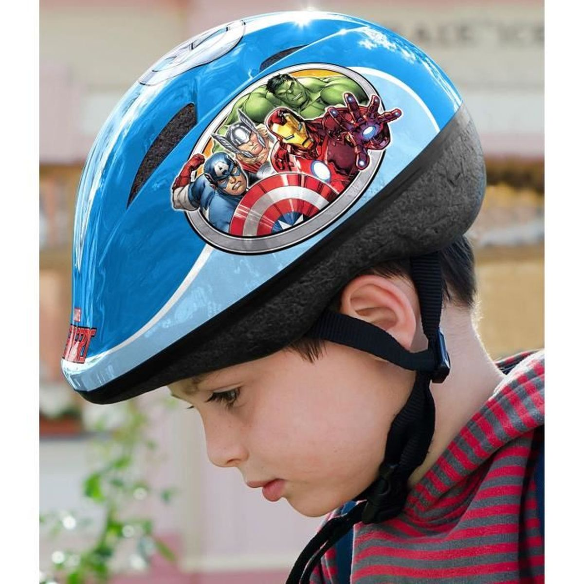Blauer Helm mit Avengers-Motiv, getragen von einem Jungen.