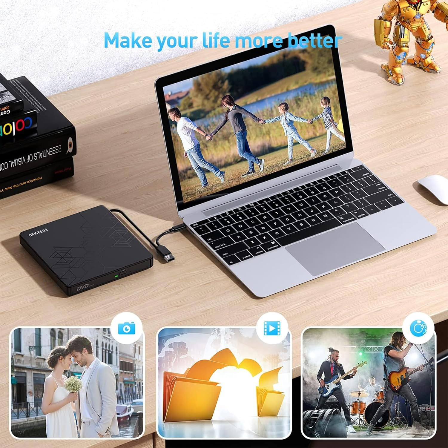 Ein Laptop mit einem externen DVD-Laufwerk, Büchern und Spielzeugroboter.