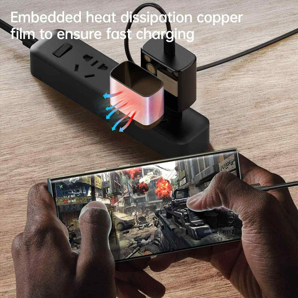 Ein Handy spielt ein Actionspiel, während es an einer Steckdosenleiste lädt.
