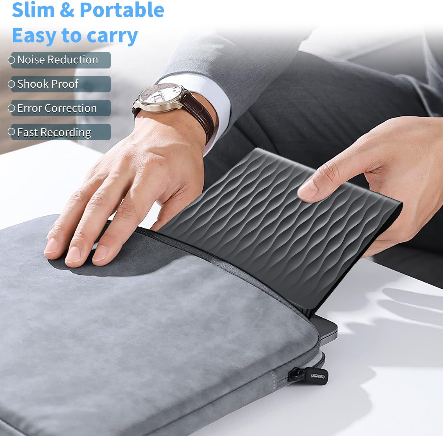 Graues externes Laufwerk wird in eine graue Laptoptasche gelegt.