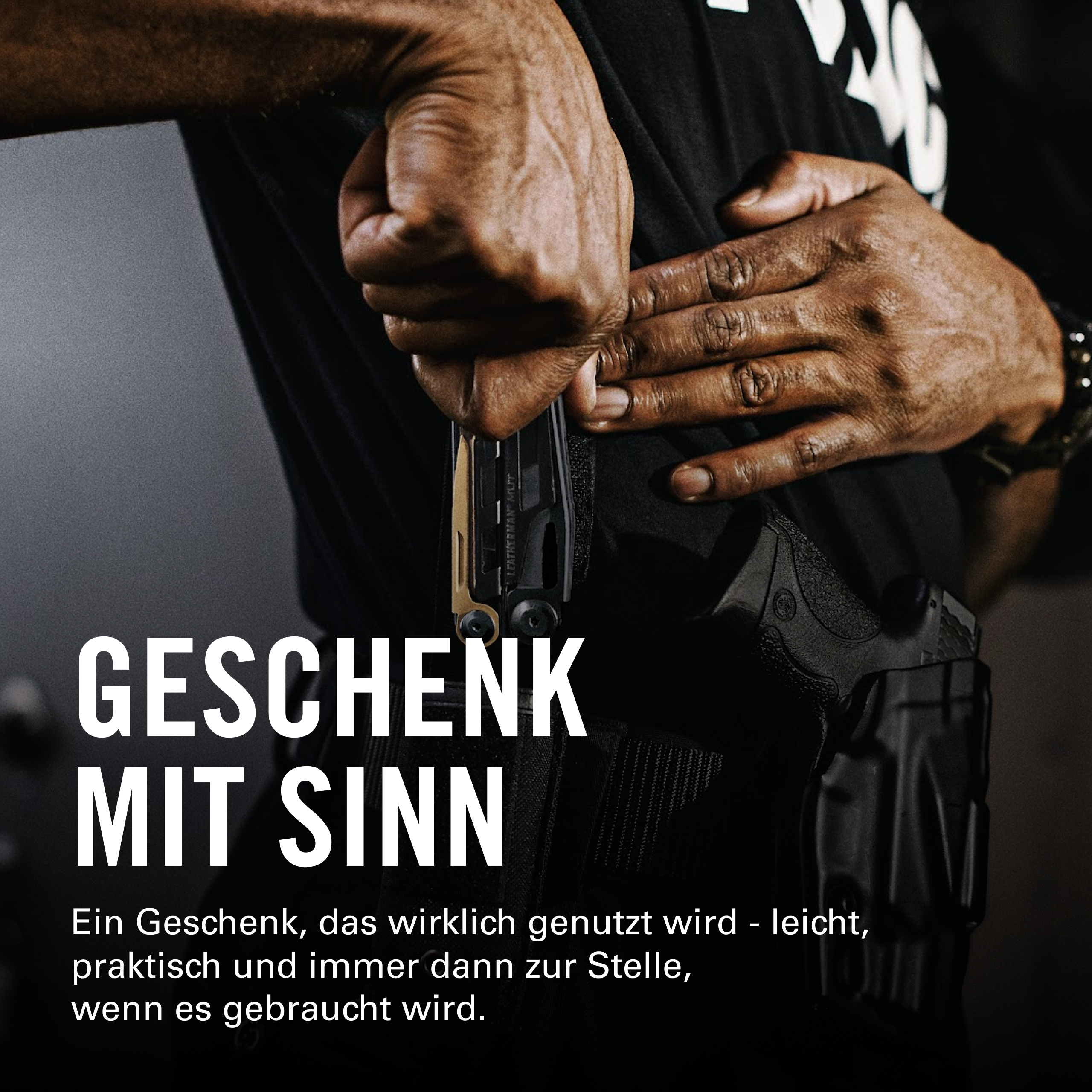 Mann holt Multitool aus Holster. "Geschenk mit Sinn".