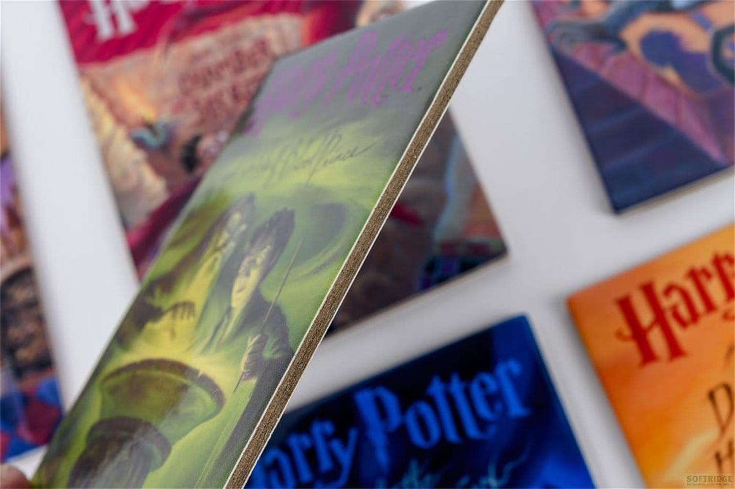 Mehrere Harry Potter Buchcover in Nahaufnahme, einige sind schräg gestellt.