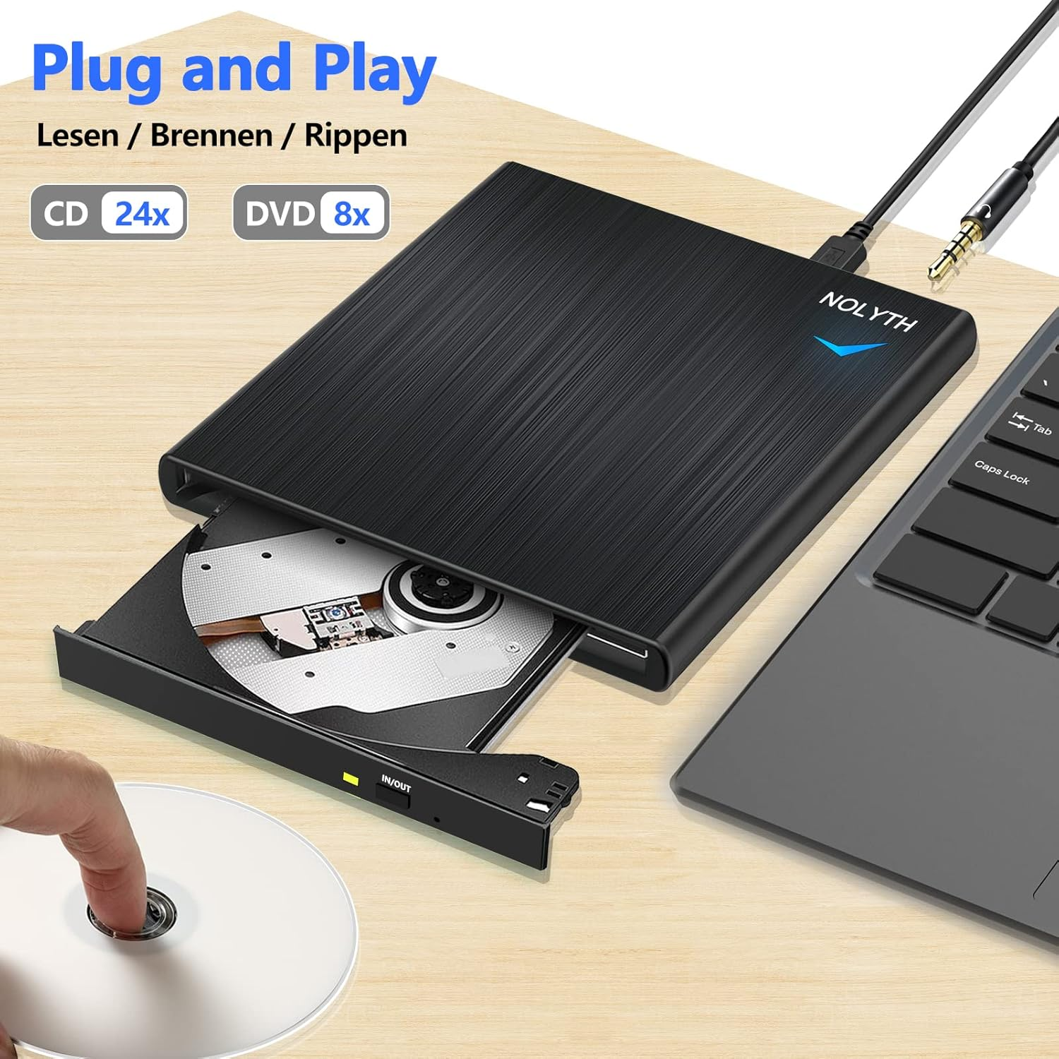 Schwarzer externer CD/DVD-Brenner mit einer CD daneben und Laptop-Tastatur.