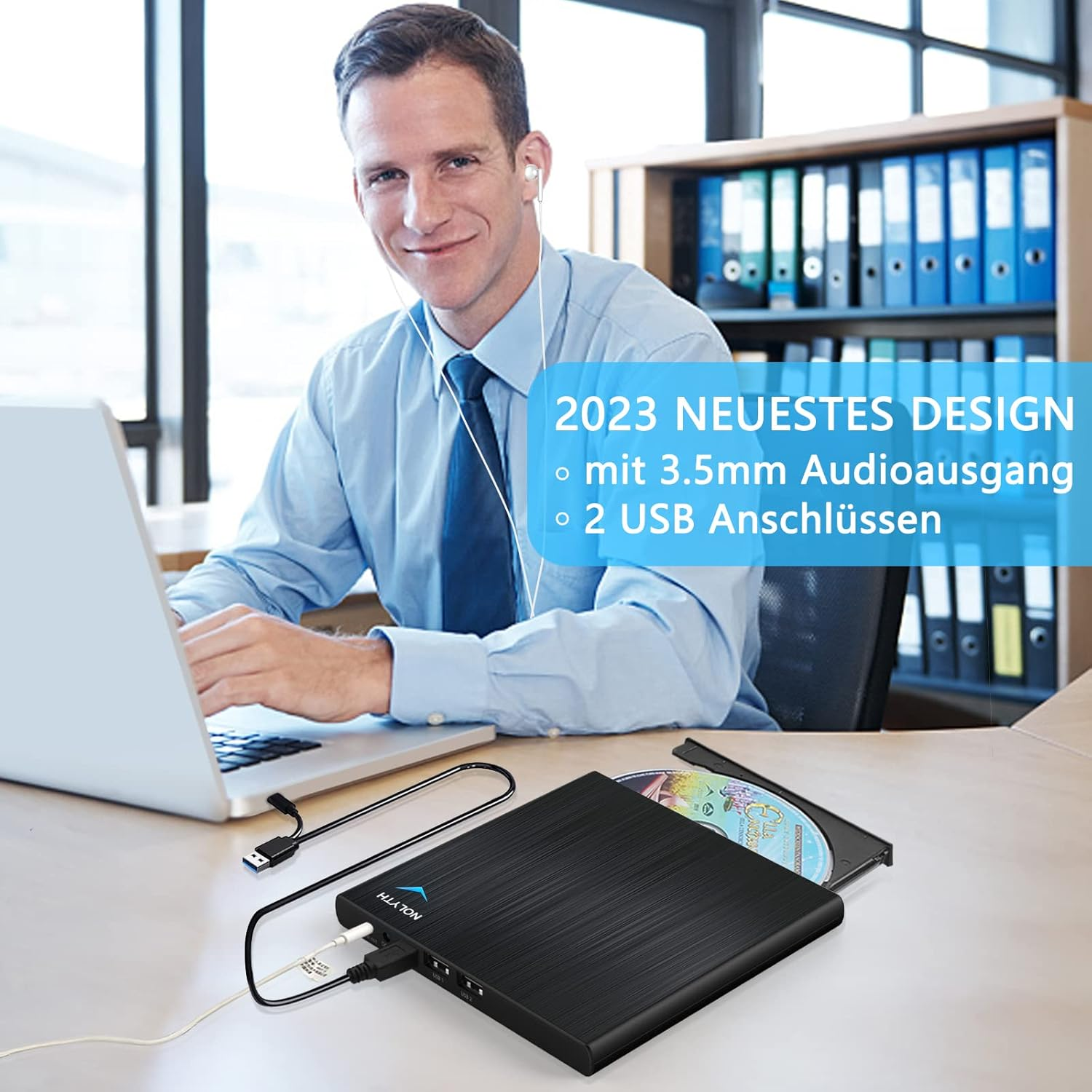 Mann am Laptop mit externem CD-Laufwerk, das angeschlossen ist.