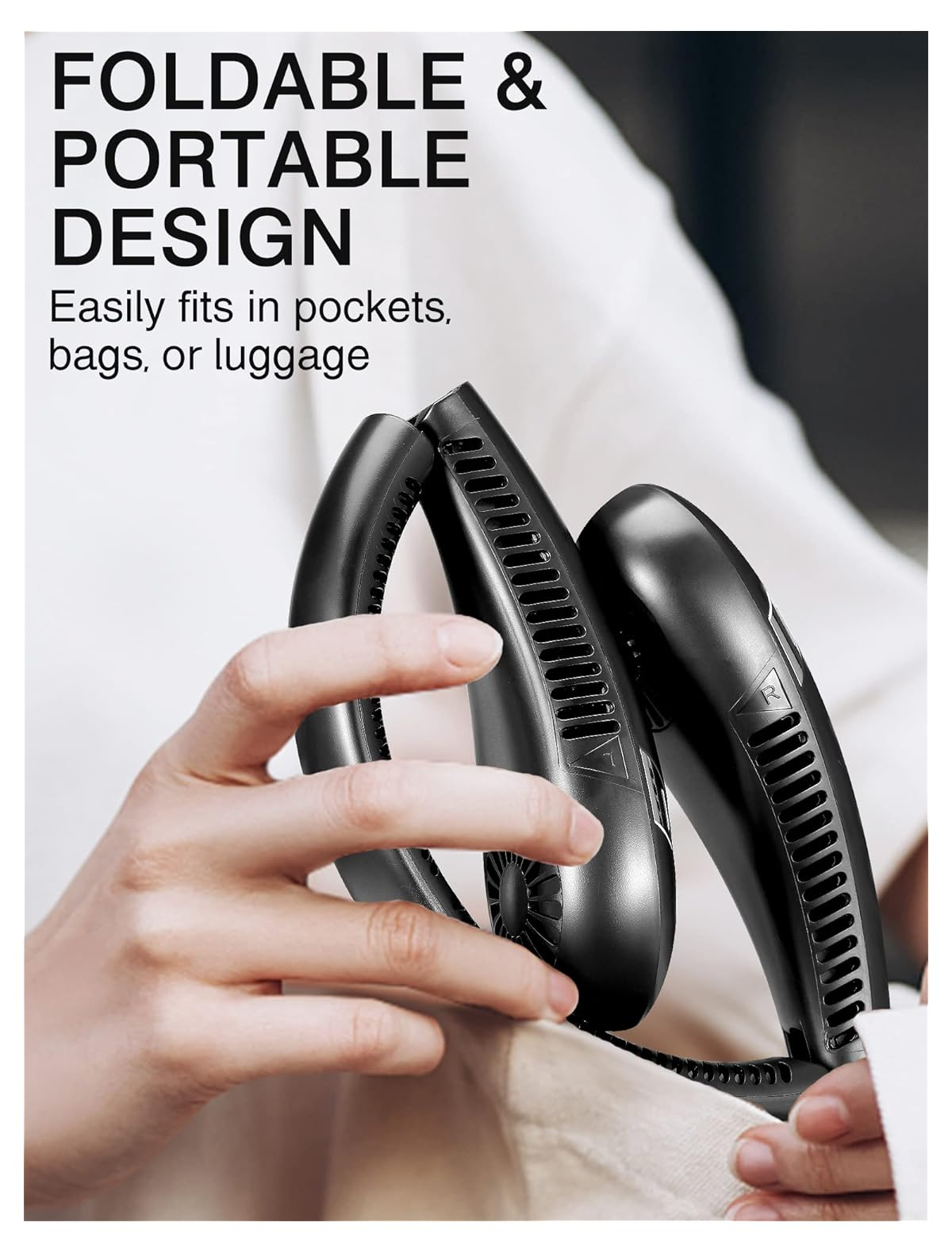 Person hält einen schwarzen, faltbaren Nackenventilator und zeigt sein kompaktes Design.