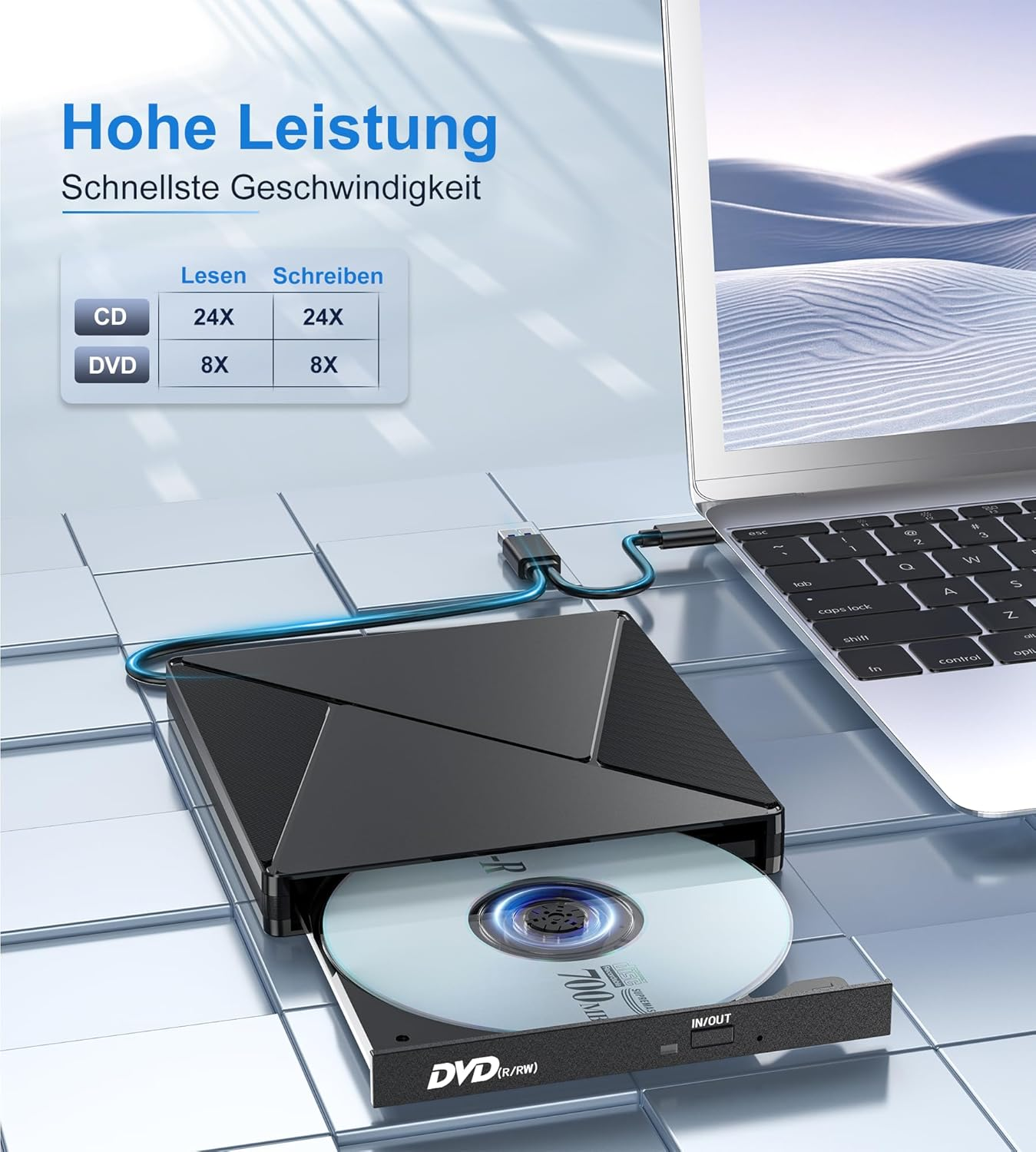 Ein schwarzer externer DVD-Brenner mit eingelegter DVD, angeschlossen an einen Laptop.
