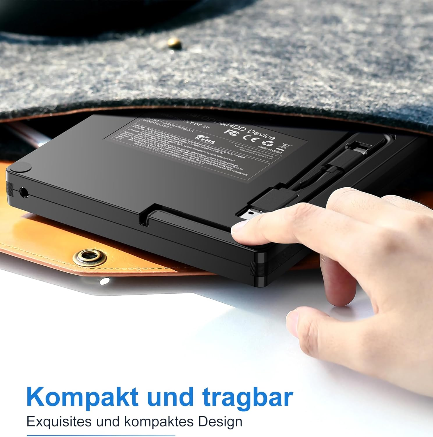 Eine Hand hält ein schwarzes externe Festplatte mit Kabeln in einer Tasche.
