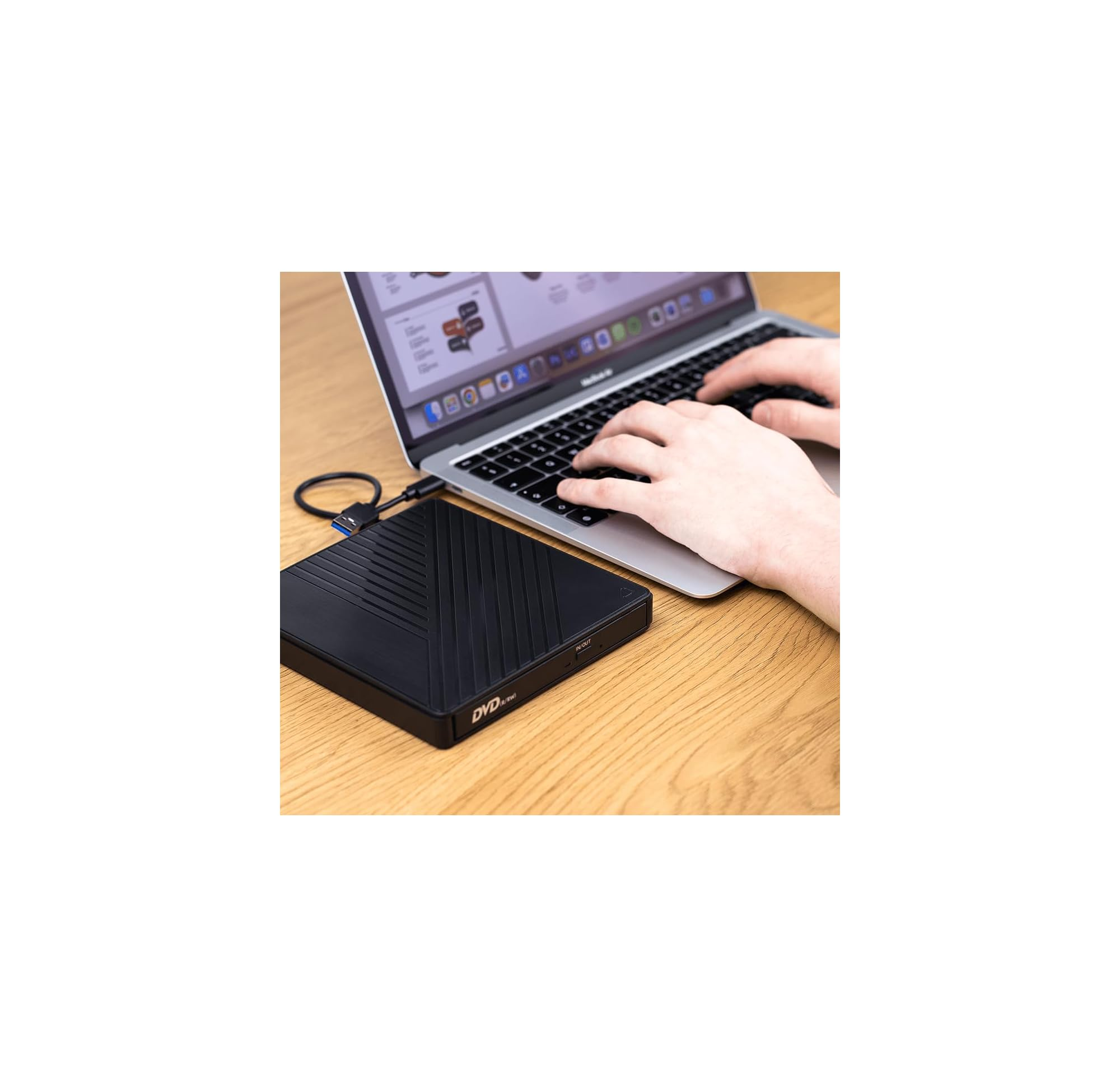 Ein schwarzes externes DVD-Laufwerk ist mit einem Laptop verbunden.