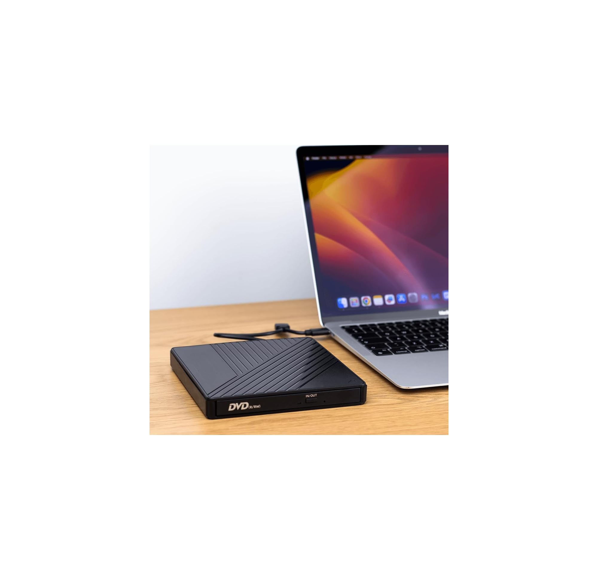 Ein schwarzes externes DVD-Laufwerk ist mit einem Laptop verbunden.