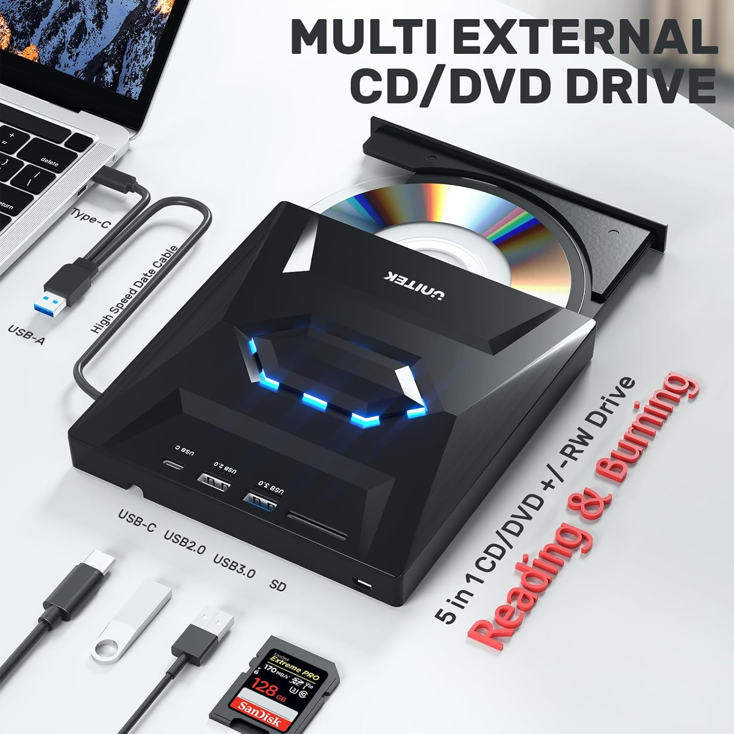 Schwarzes externes CD/DVD-Laufwerk mit Laptop, Kabeln und SD-Karte.