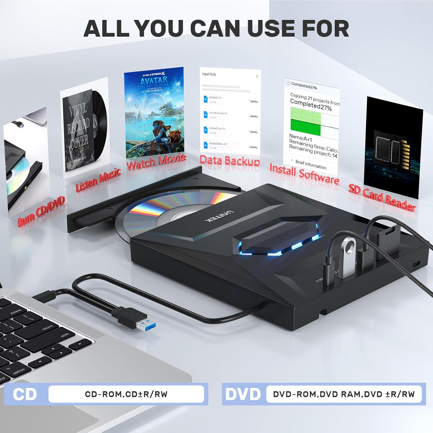 Ein schwarzes externes Laufwerk mit mehreren Anschlüssen verbindet sich mit einem Laptop. CDs und DVDs sind sichtbar.