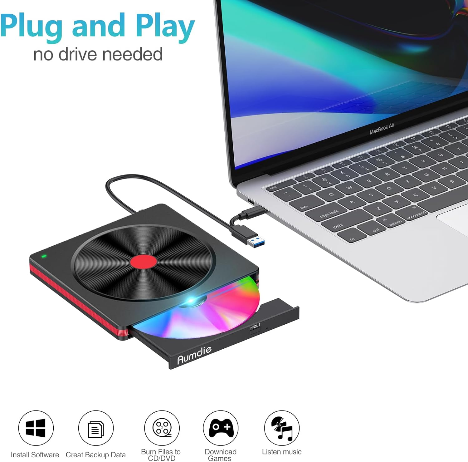 Externes CD/DVD-Laufwerk an MacBook Air angeschlossen, das eine CD/DVD liest.