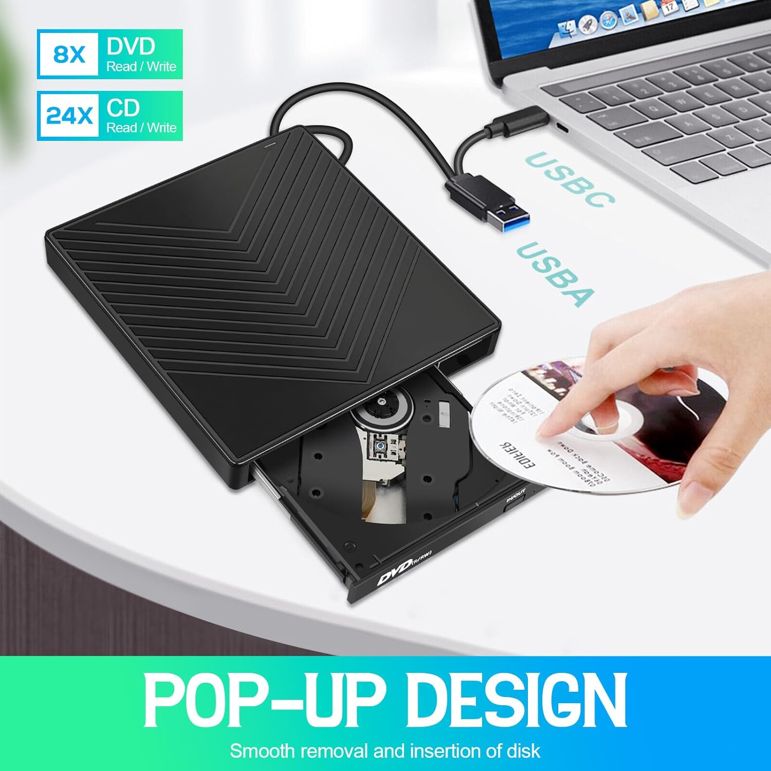 Schwarzes externes DVD/CD-Laufwerk mit USB-C/USB-A-Anschluss, das an einen Laptop angeschlossen ist.