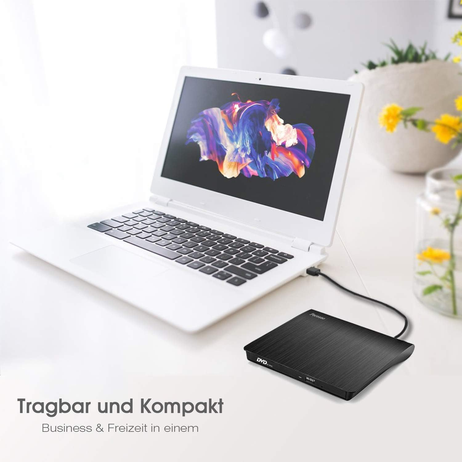 Ein Laptop mit einem externen DVD-Laufwerk auf einem Tisch.