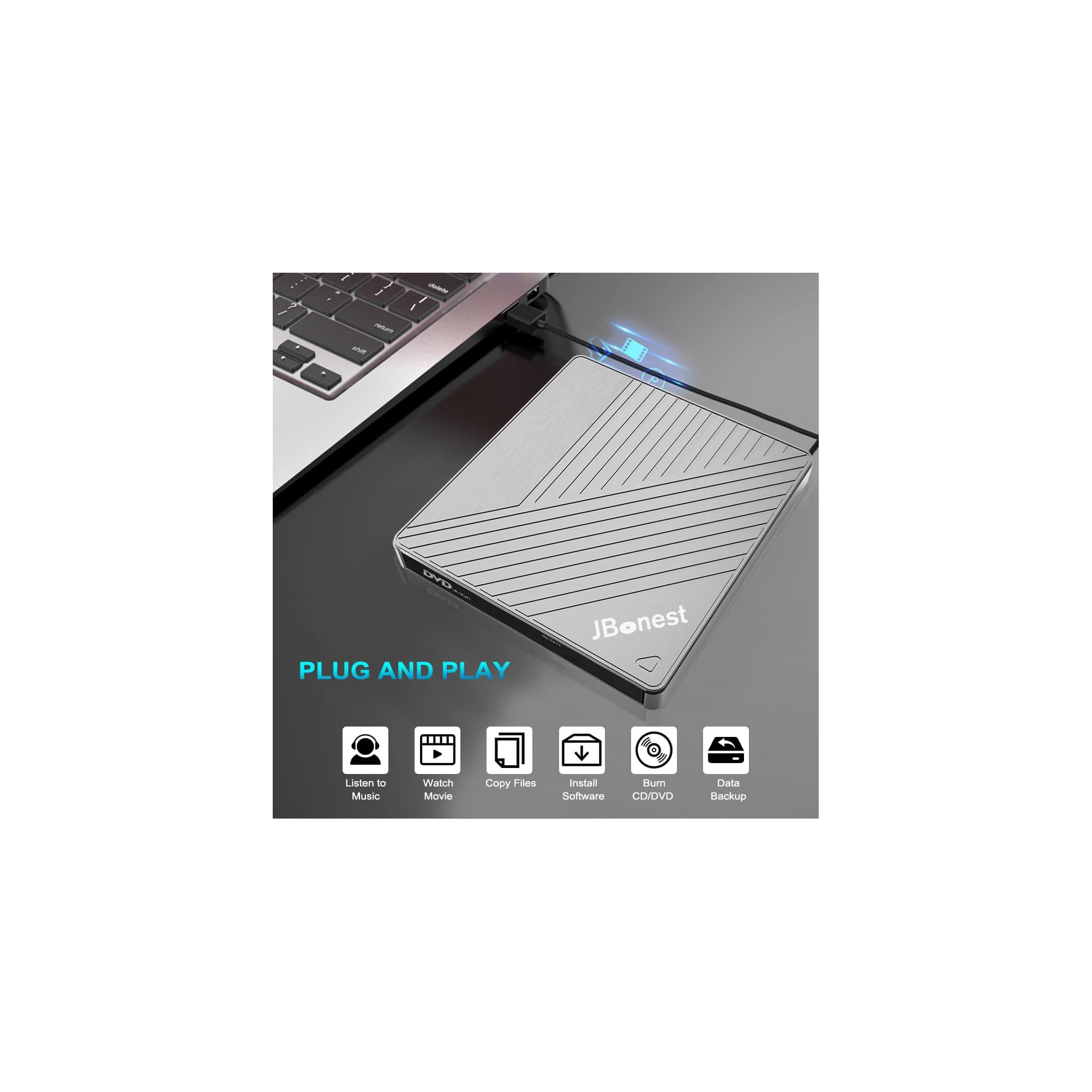 Ein silbernes externes DVD-Laufwerk ist mit einem Laptop verbunden.