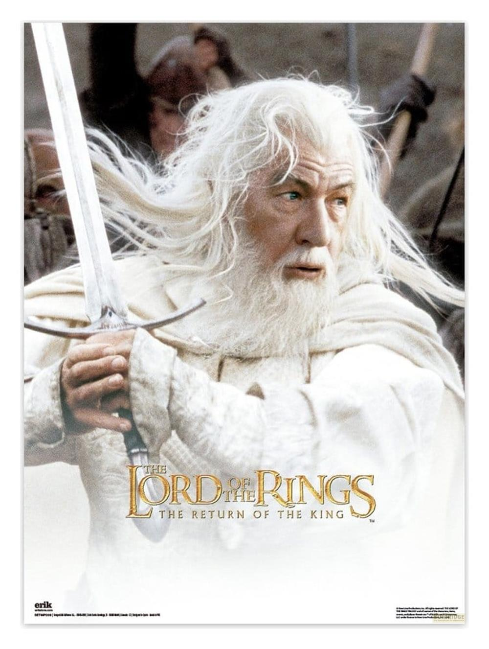Gandalf el Blanco sostiene una espada, con pelo y barba blancos, en El Señor de los Anillos.