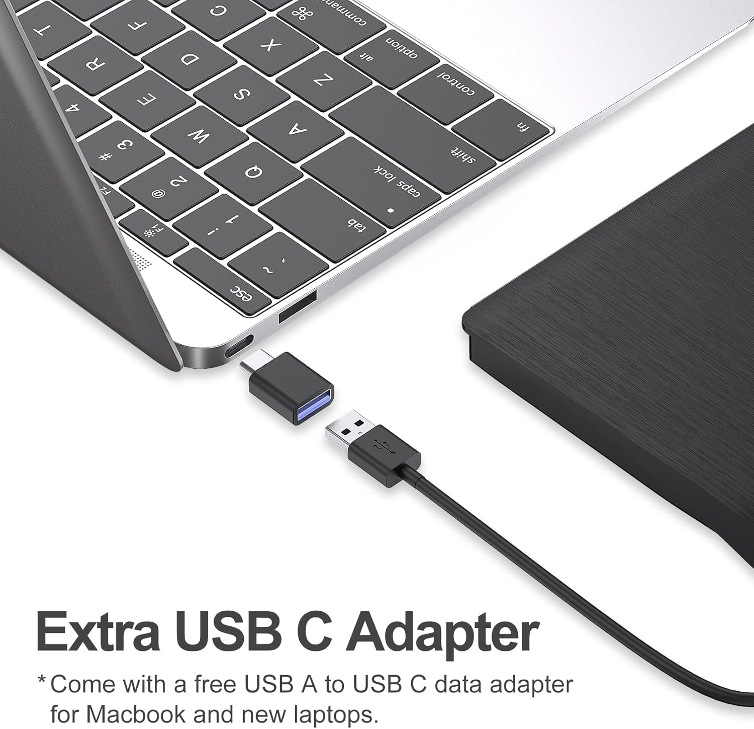Ein USB-C-Adapter verbindet ein MacBook mit einem schwarzen externen Laufwerk.