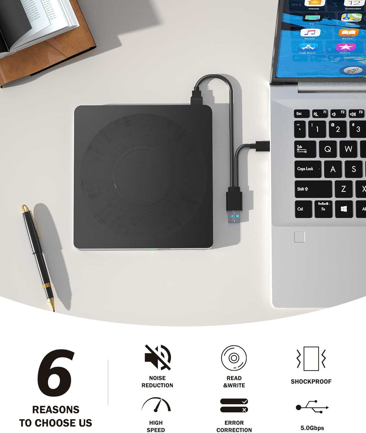Ein schwarzes Festplattengehäuse ist mit einem Laptop verbunden.