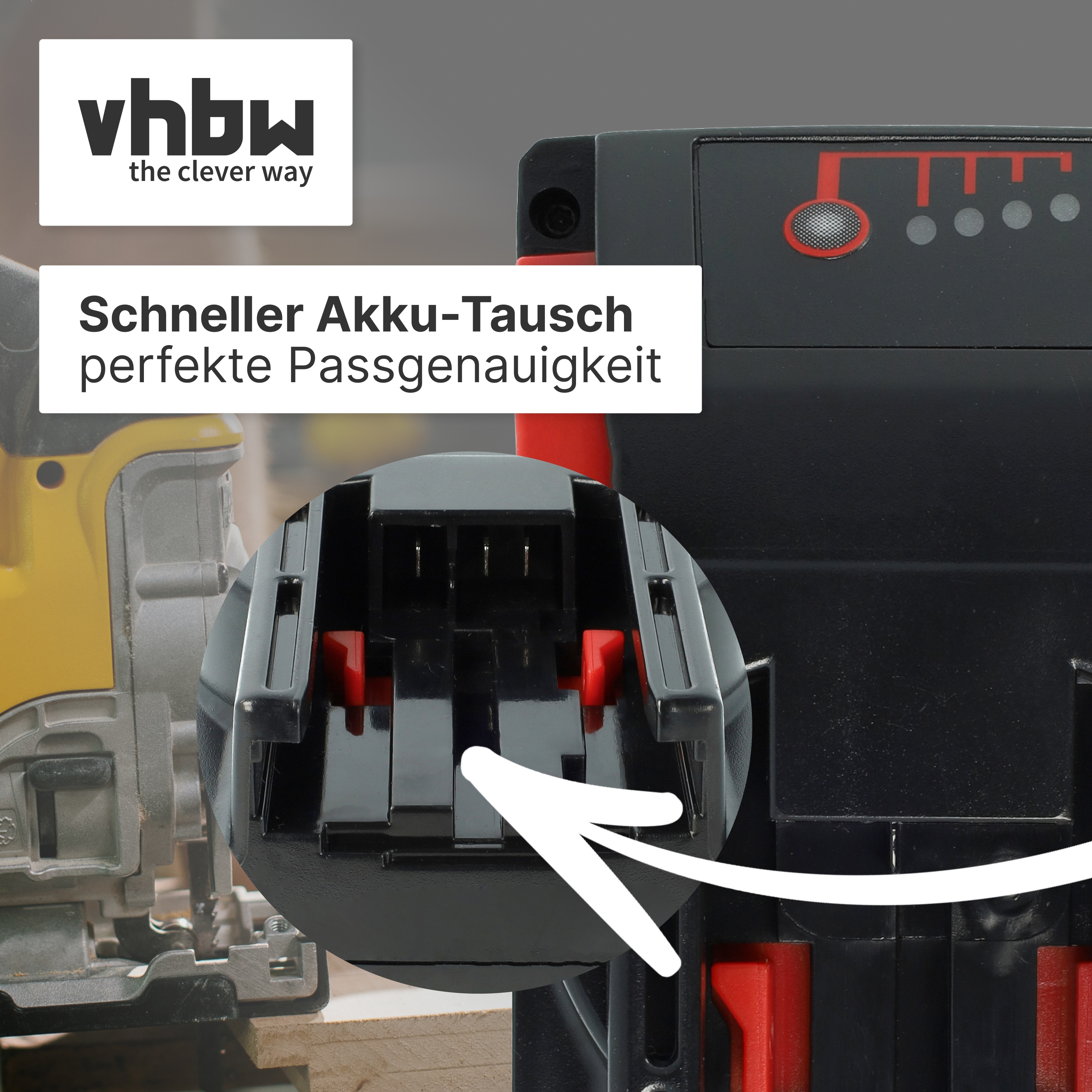 Nahaufnahme eines schwarzen Akkus mit roten Verriegelungen. Ein Pfeil zeigt darauf.