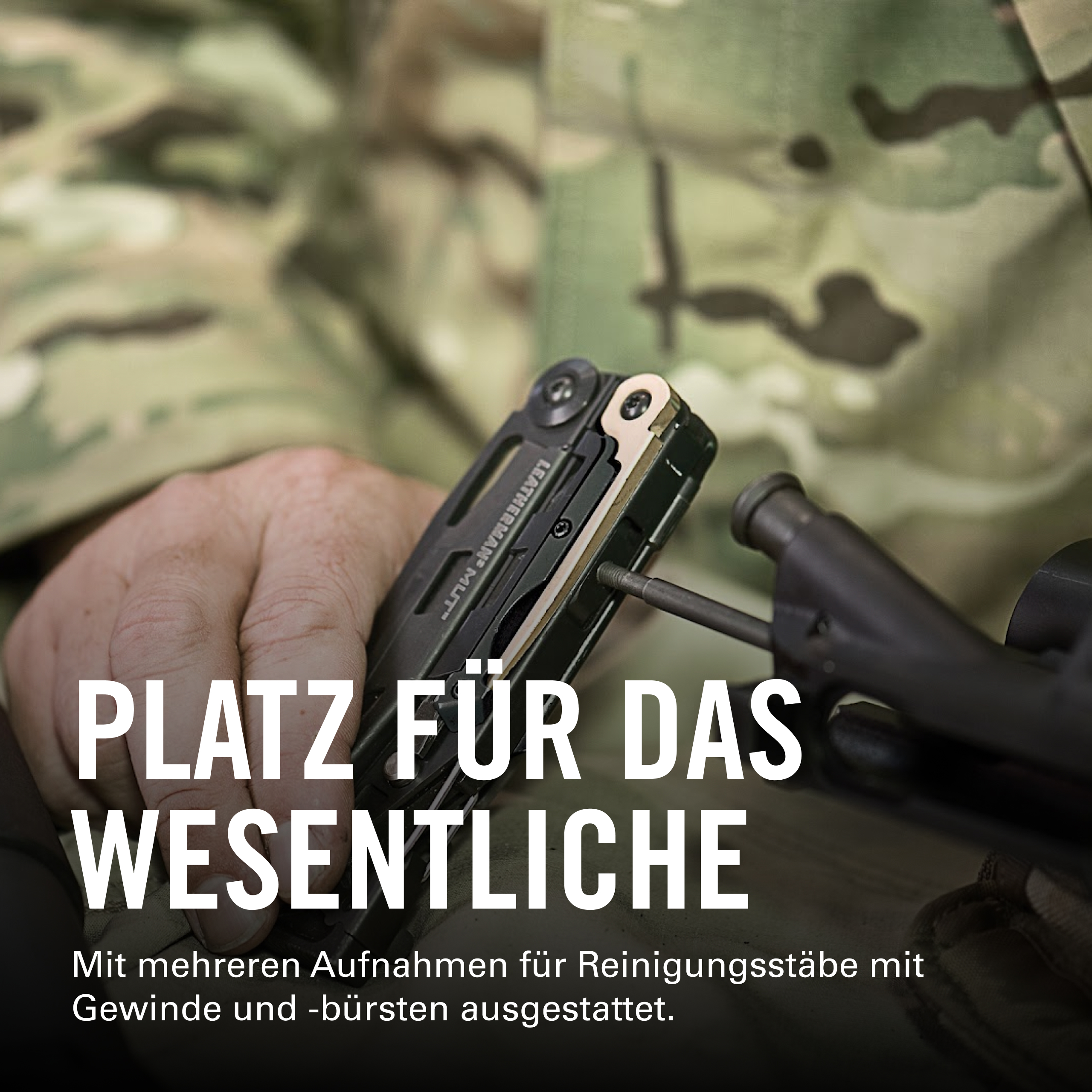 Eine Hand in Tarnkleidung hält ein Leatherman-Werkzeug und schraubt eine Schraube fest.