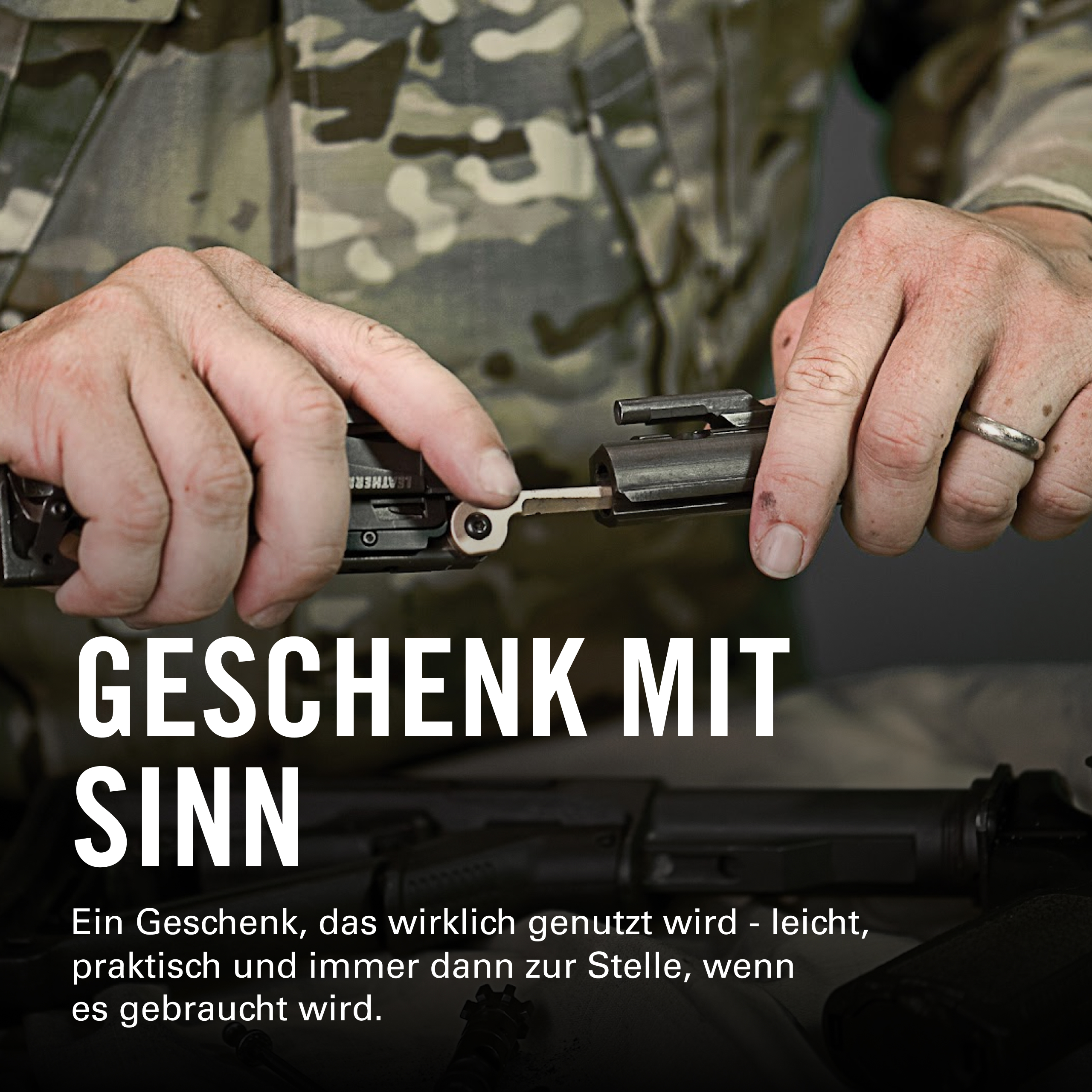Mann in Tarnkleidung zerlegt Waffe. Weiße Schrift: GESCHENK MIT SINN.