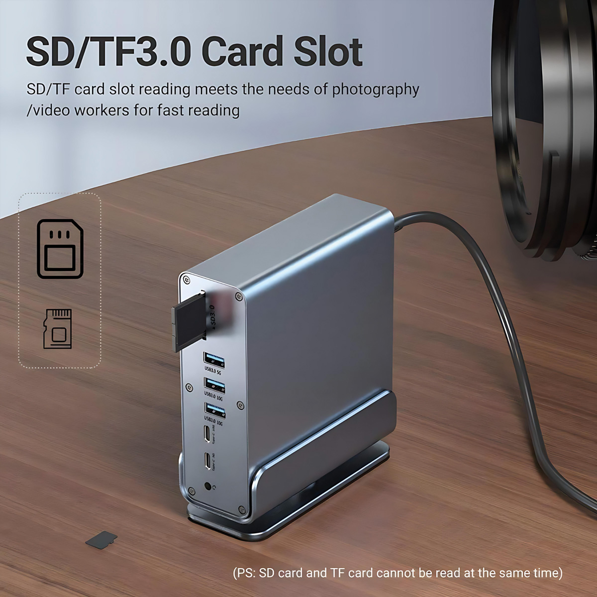Silbernes Kartenlesegerät mit SD- und TF-Steckplätzen, USB-Anschlüssen und Kameralinse im Hintergrund.
