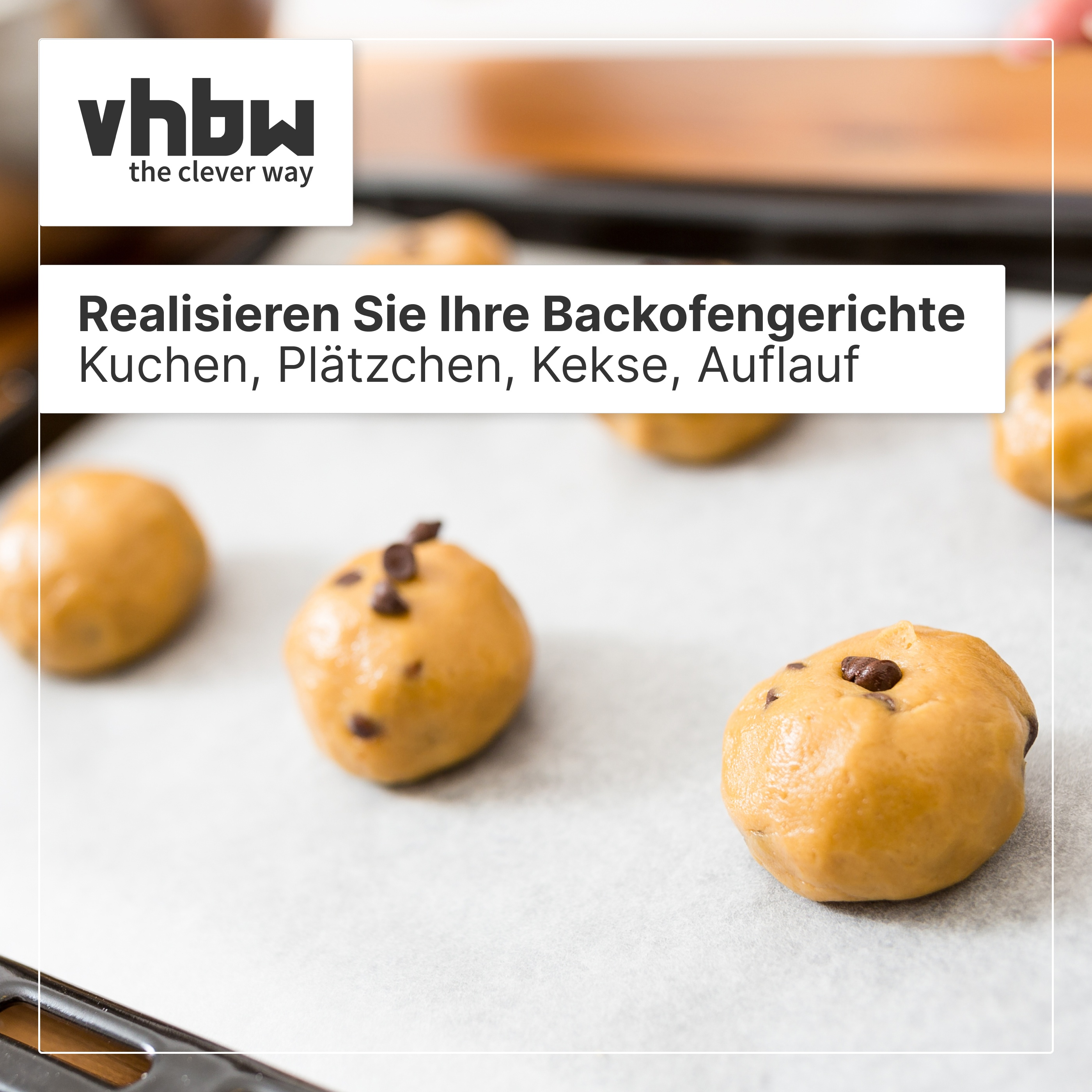 Vorbereitete Keksteigkugeln mit Schokostückchen auf Backpapier.