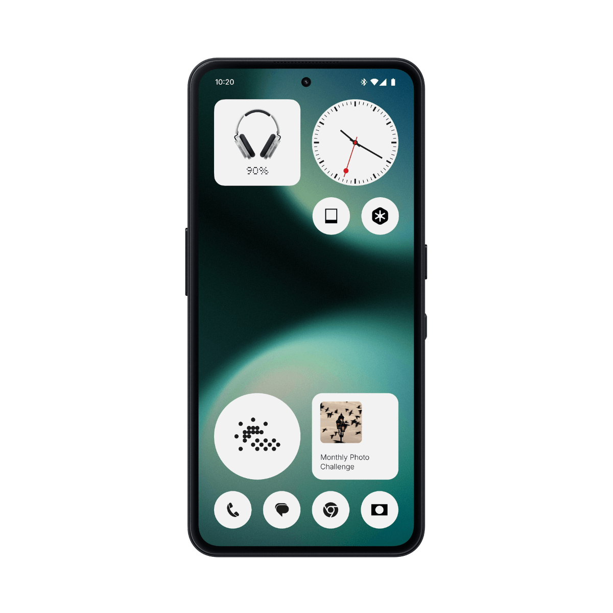 Schermata home smartphone con widget cuffie, orologio e sfida fotografica.