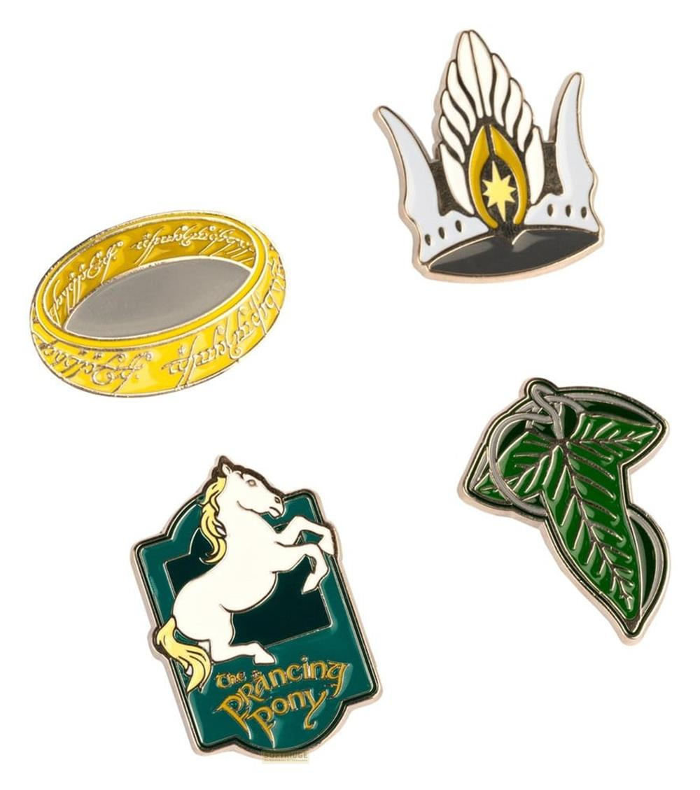 Vier Anstecknadeln: ein gelber Ring, eine Krone, ein Pferd und ein Blatt.