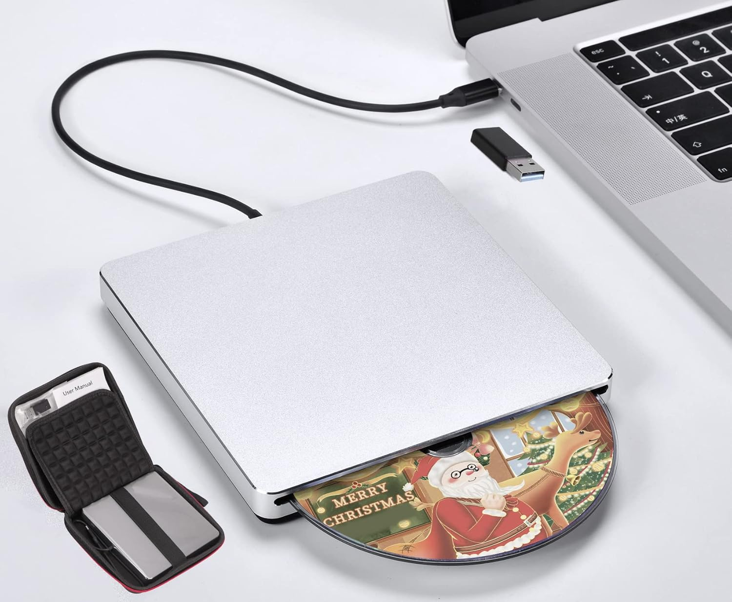 Ein externes CD/DVD-Laufwerk ist mit einem Laptop verbunden. Eine CD mit Weihnachtsmotiv ist eingelegt.