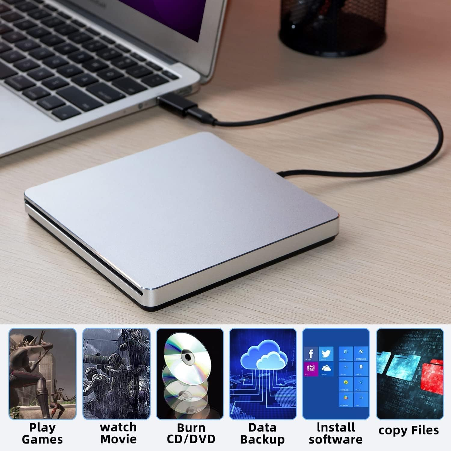 Ein silbernes externes CD/DVD-Laufwerk ist an einen Laptop angeschlossen.