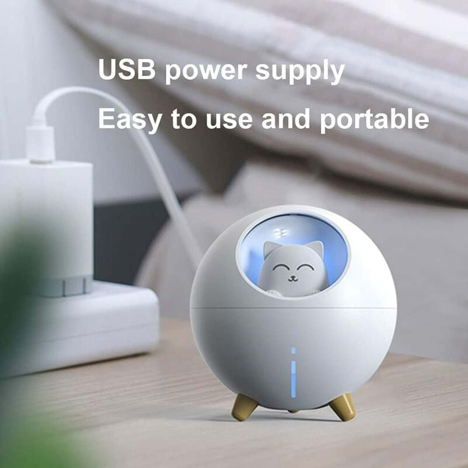 Ein weißer Diffusor in Katzenform mit blauem Licht, an eine weiße USB-Stromversorgung angeschlossen.