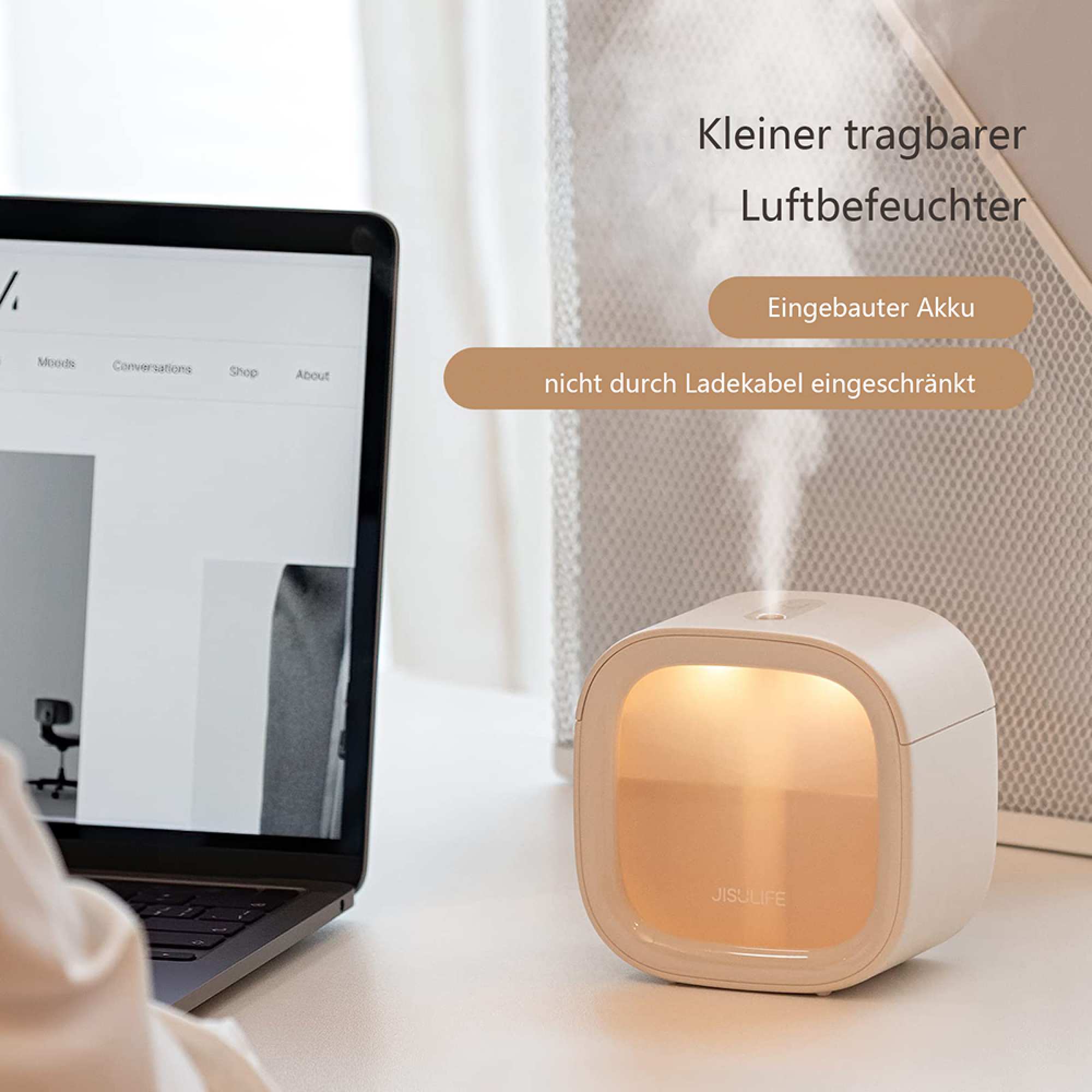 Ein kleiner, tragbarer Luftbefeuchter mit eingebautem Akku gibt Dampf ab.
