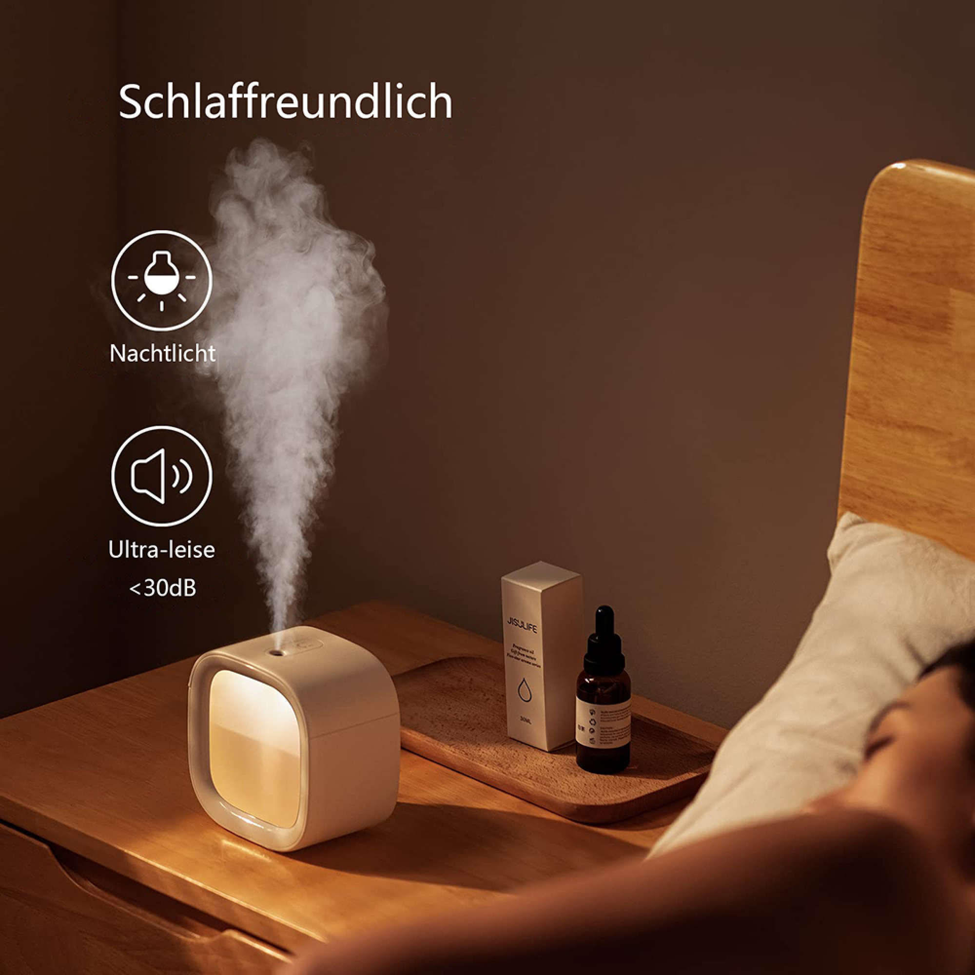 Ein Diffusor gibt Dampf ab, daneben eine Flasche und eine Schachtel.