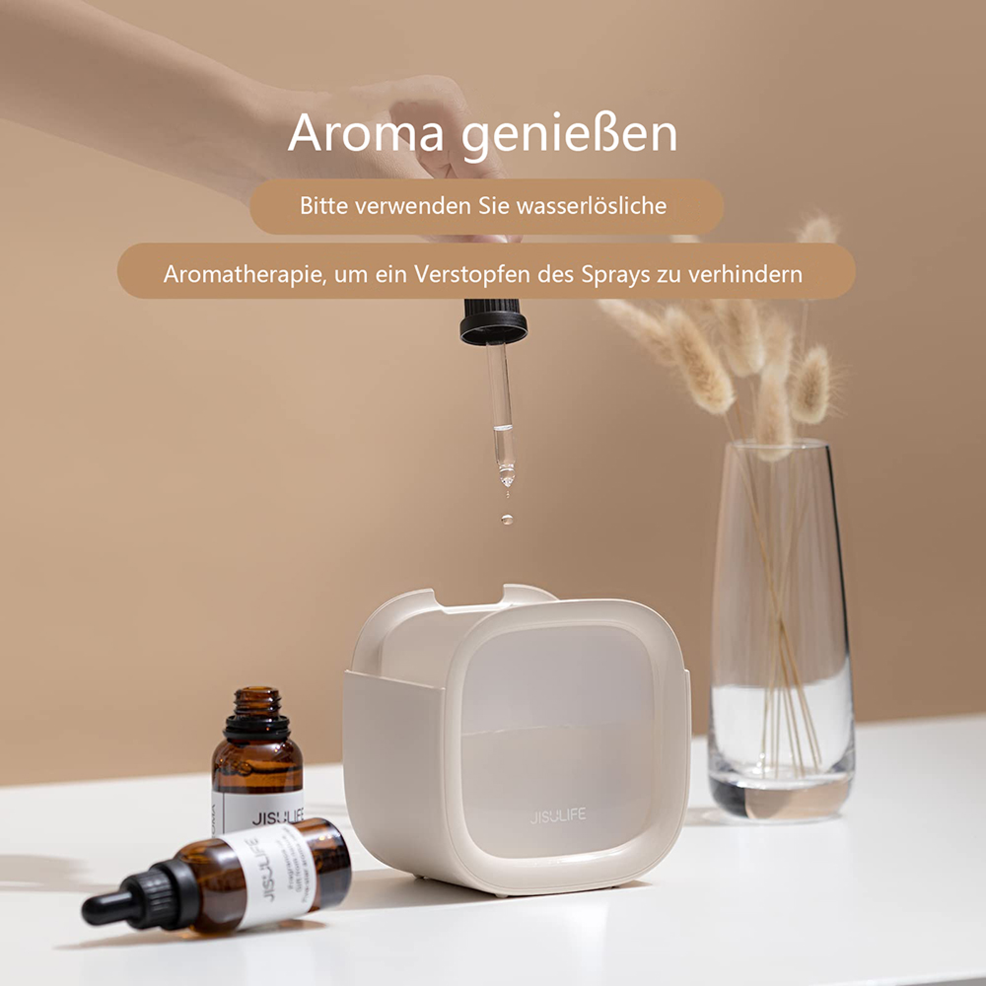Ein Diffusor wird mit ätherischem Öl aus einer Flasche befüllt.
