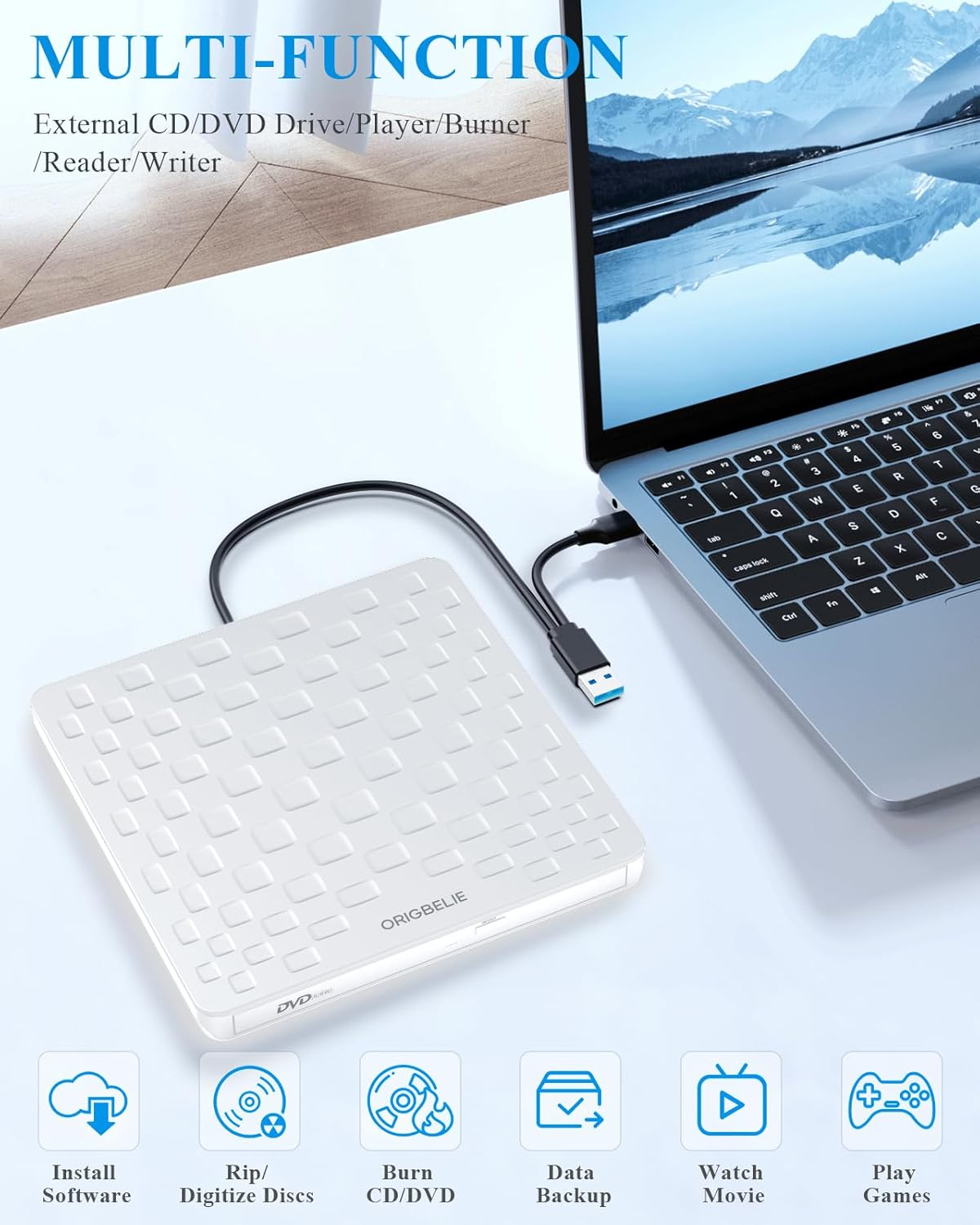 Ein weißes Multifunktions- externes CD/DVD-Laufwerk, das an einen Laptop angeschlossen ist.