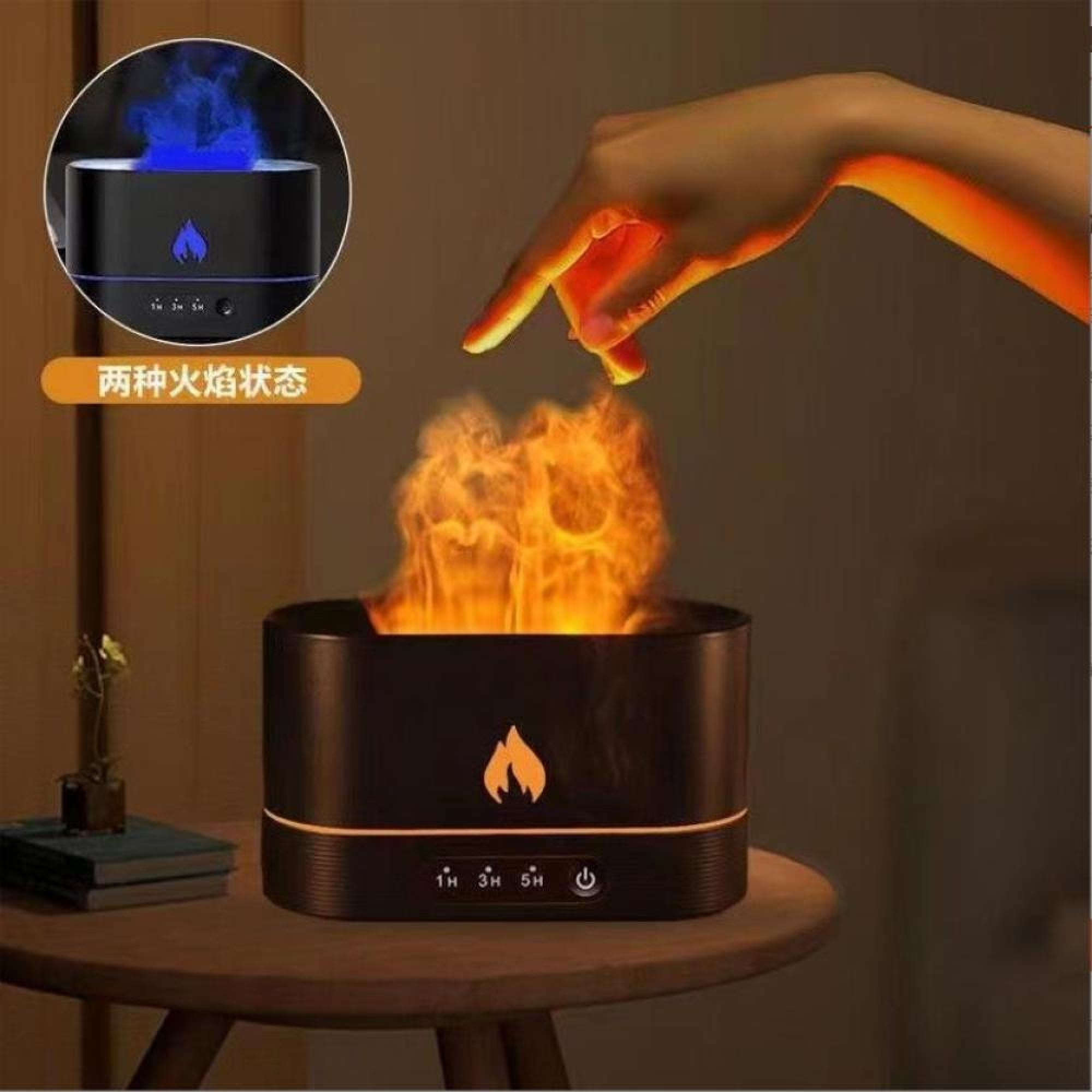 Ein Diffusor erzeugt eine Flamme. Daneben eine Hand.