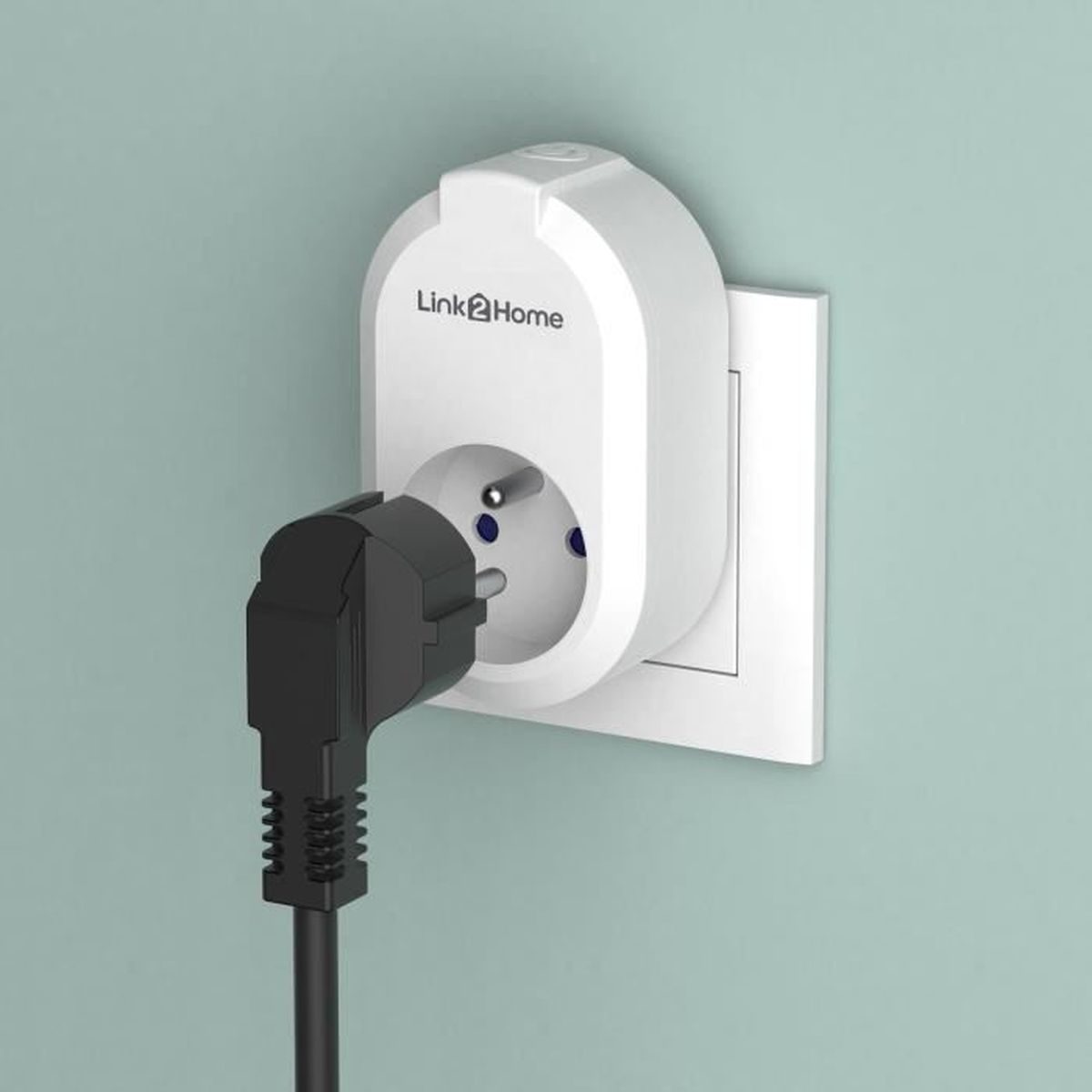 Ein weißer Stecker mit schwarzem Kabel steckt in einer weißen Steckdose.