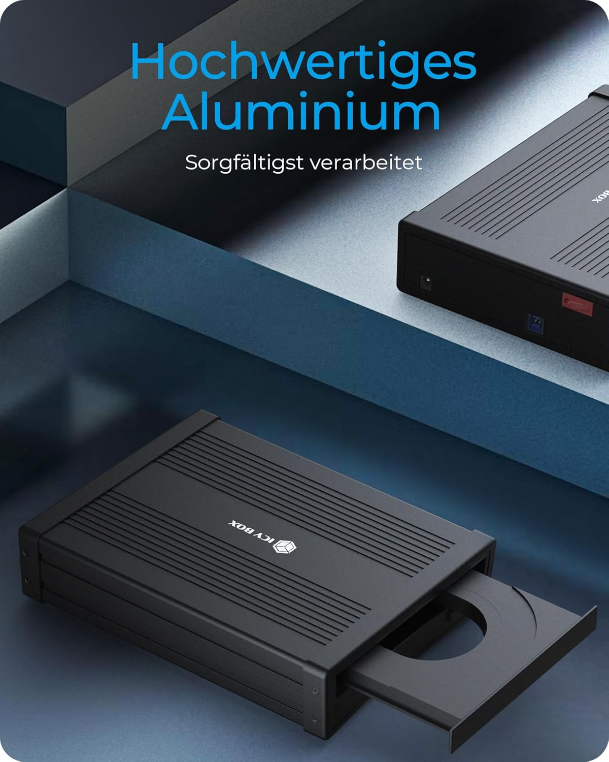 Schwarzes ICY BOX Gehäuse mit ausgefahrener Schublade für eine CD oder DVD.
