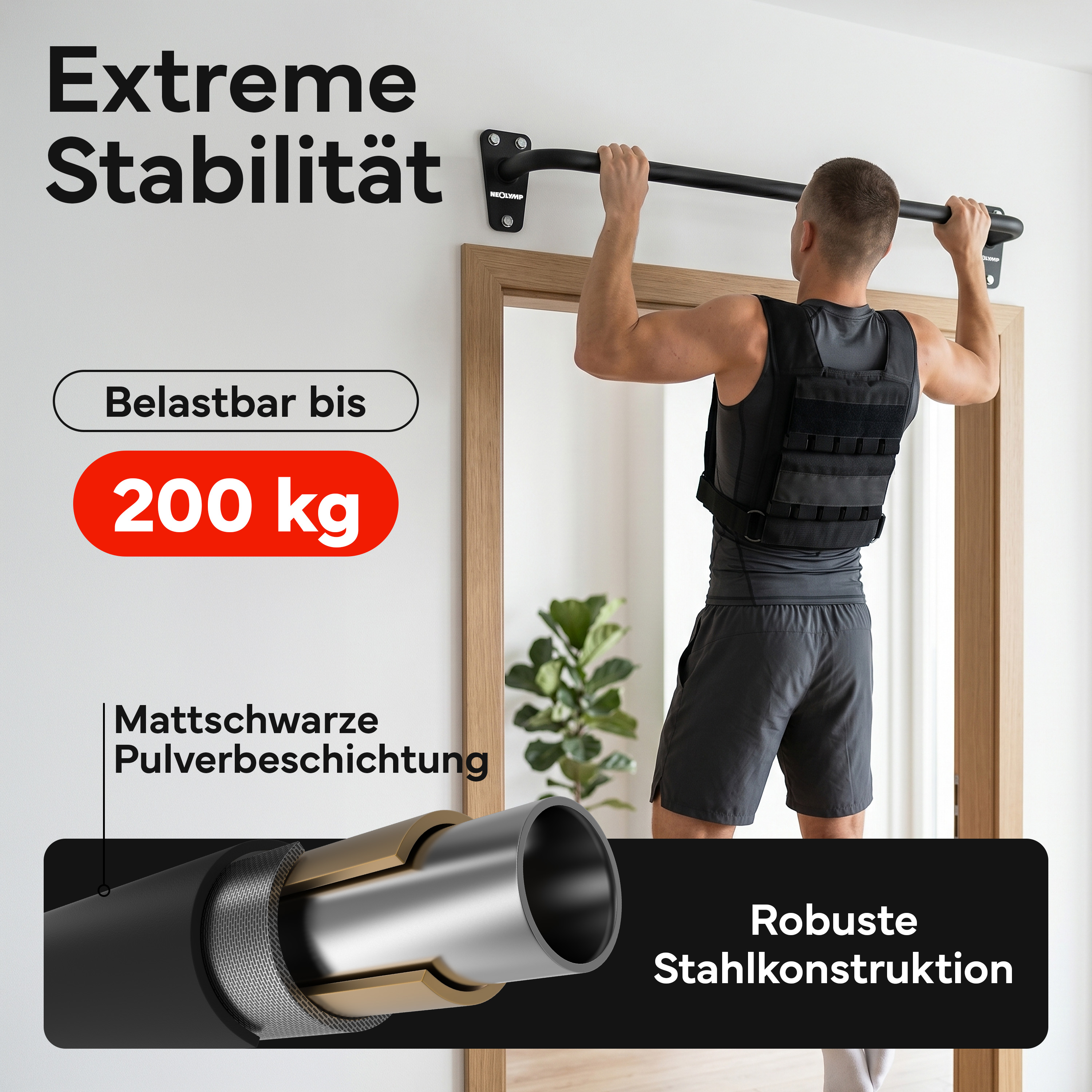 Mann mit Gewichtsweste trainiert an Klimmzugstange über Türrahmen.