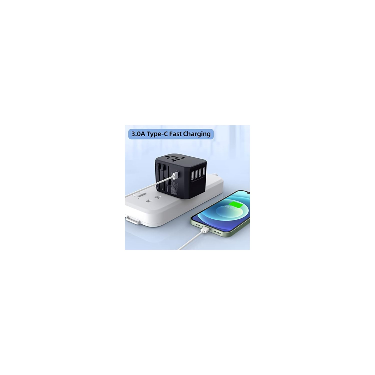Ein schwarzer Universalreiseadapter ist in eine weiße Steckdosenleiste eingesteckt und lädt ein Smartphone.