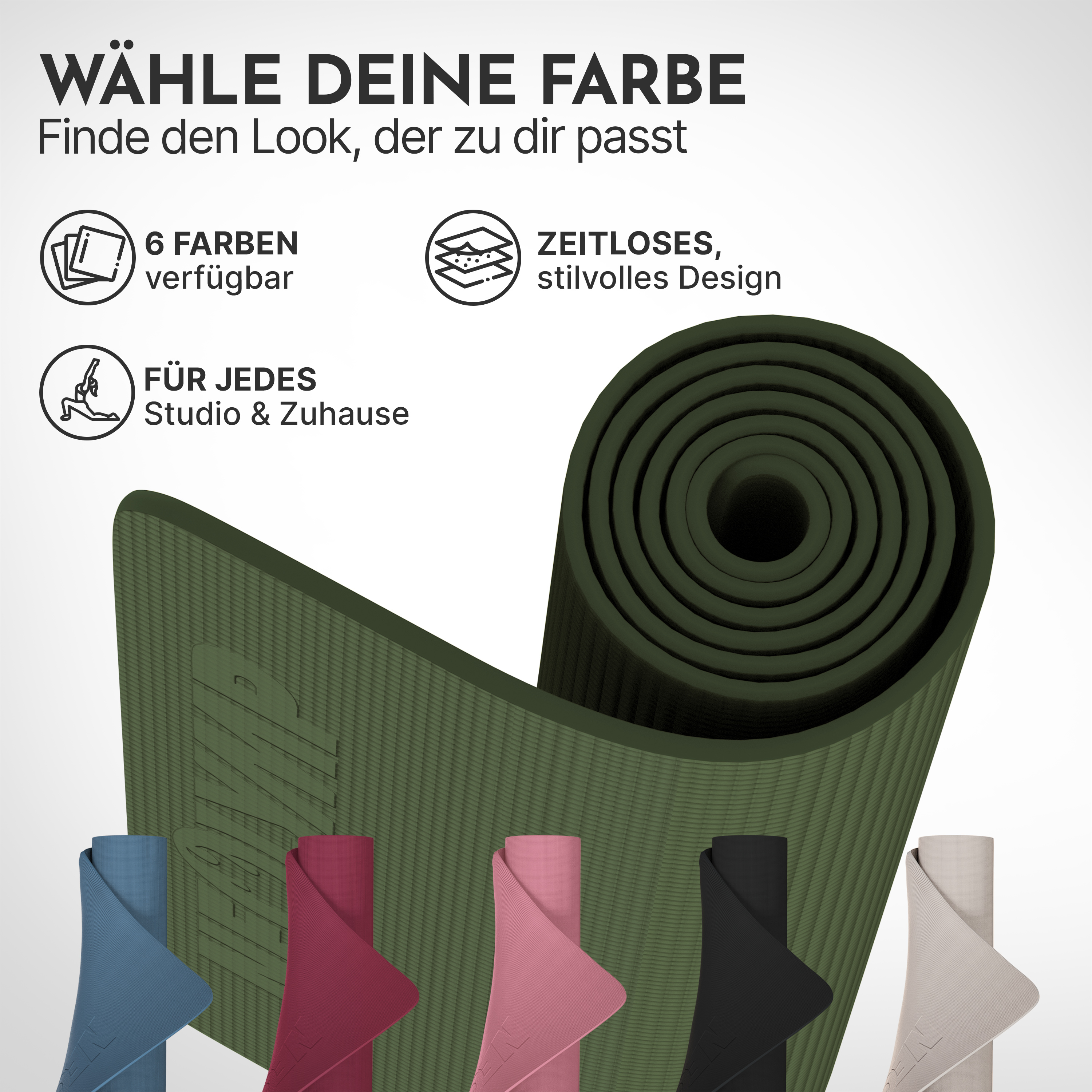Grüne und bunte Yogamatten in verschiedenen Farben sind aufgerollt und nebeneinander.