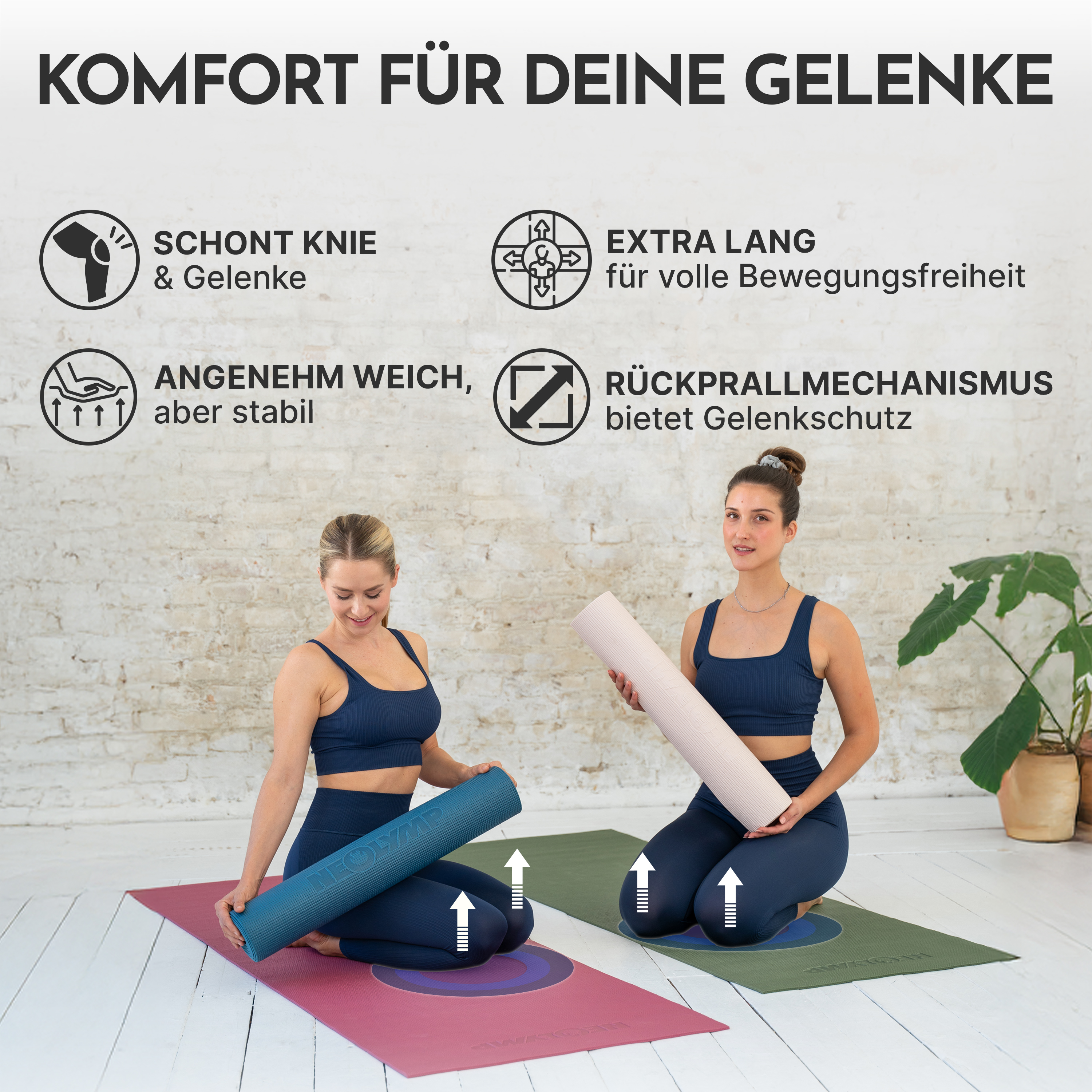 Zwei Frauen auf Yogamatten, die Yogamatten rollen. Text über Komfort für Gelenke.