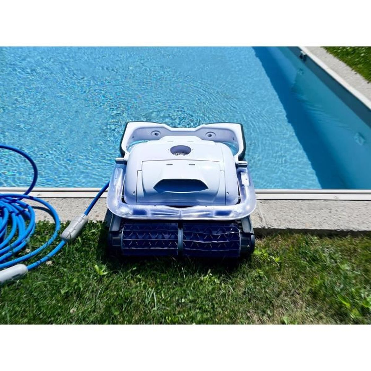 Ein weißer Poolreiniger steht auf Gras neben einem blauen Pool, mit einem blauen Schlauch.