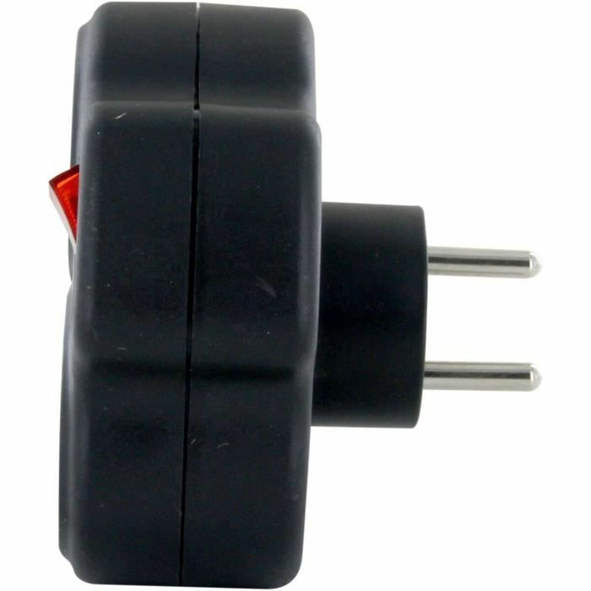 Schwarzer Netzadapter mit rotem Schalter und zwei Metallstiften auf weißem Grund.