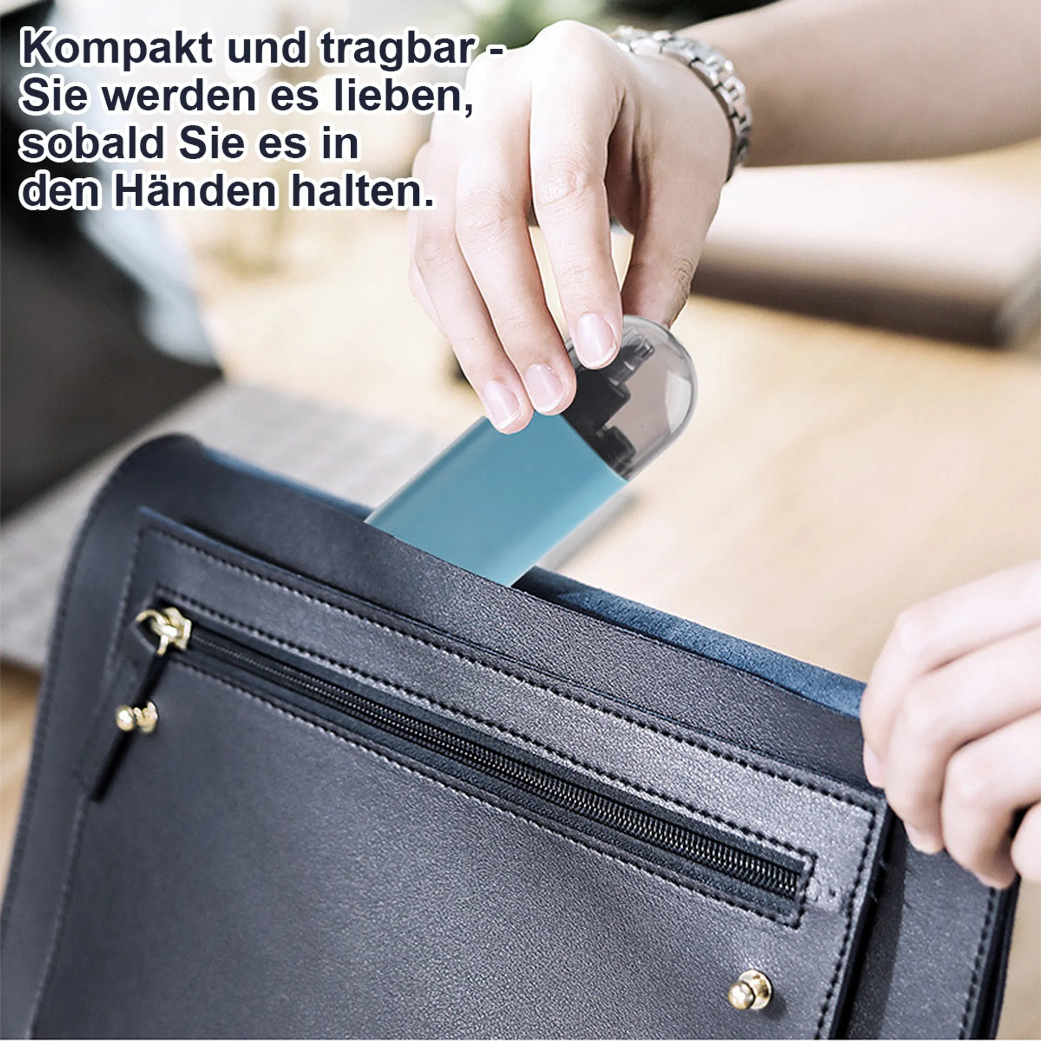 Eine Hand legt einen tealfarbenen Vape in eine dunkelblaue Lederhandtasche.