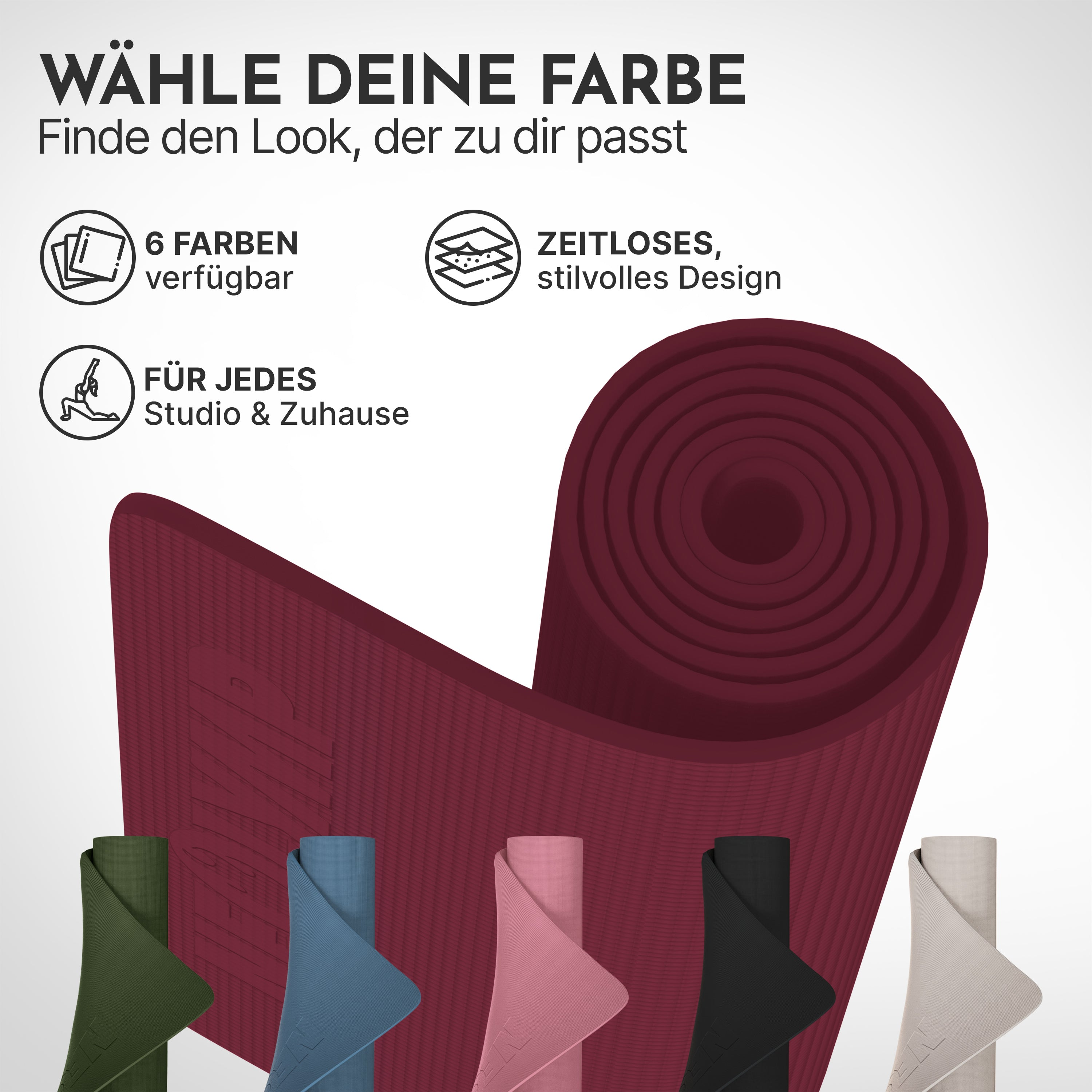 Mehrere Yogamatten in verschiedenen Farben, darunter Dunkelrot, Grün, Blau, Rosa, Schwarz und Beige.